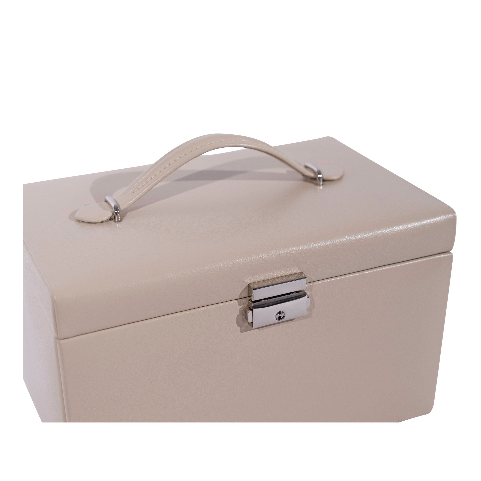 Schrägansicht eines beigen Schmuckkastens aus Leder mit Henkel und silbernem Schloss.