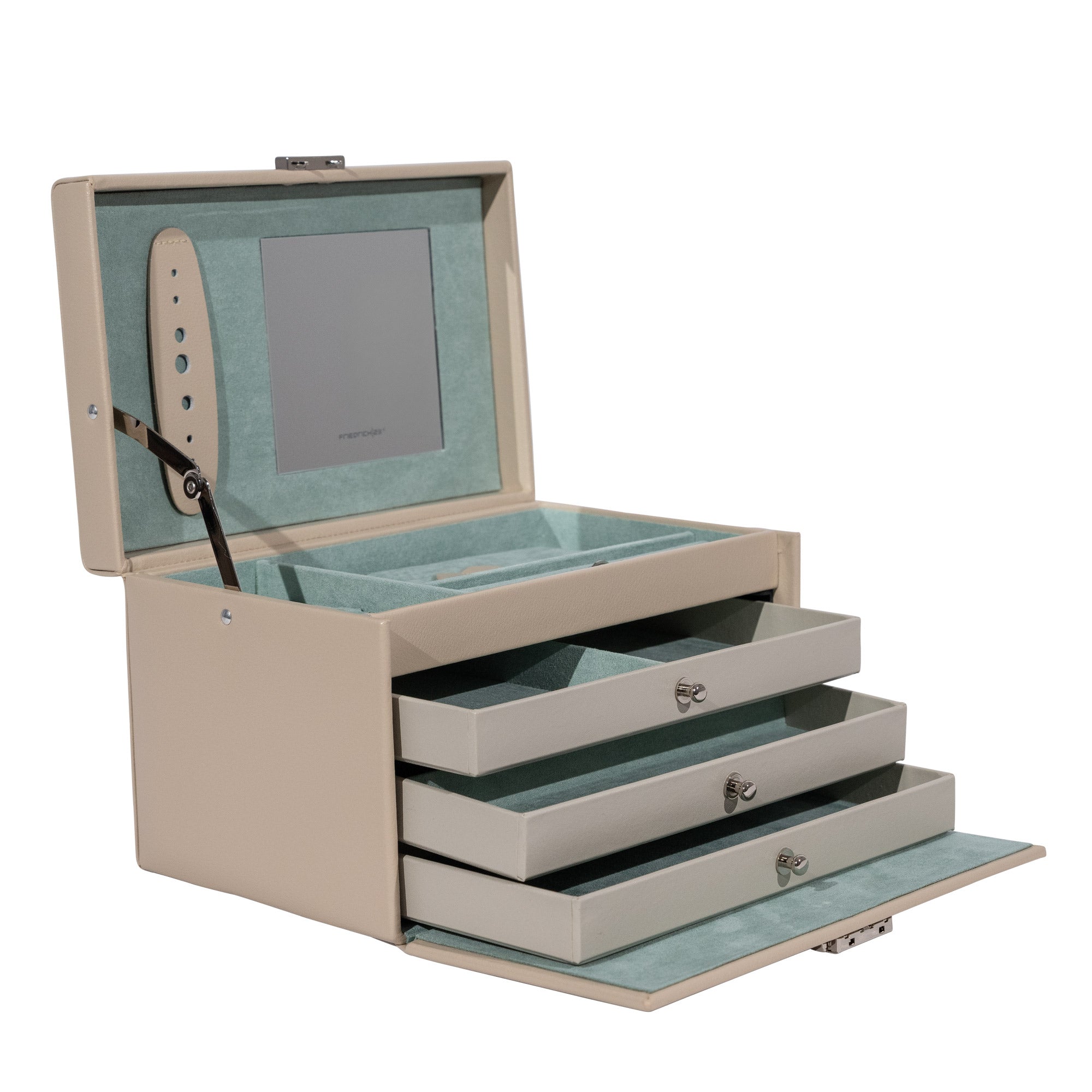 Schrägansicht eines geöffneten, beigen Schmuckkastens aus Leder mit ausgezogenen Laden und Fächern.