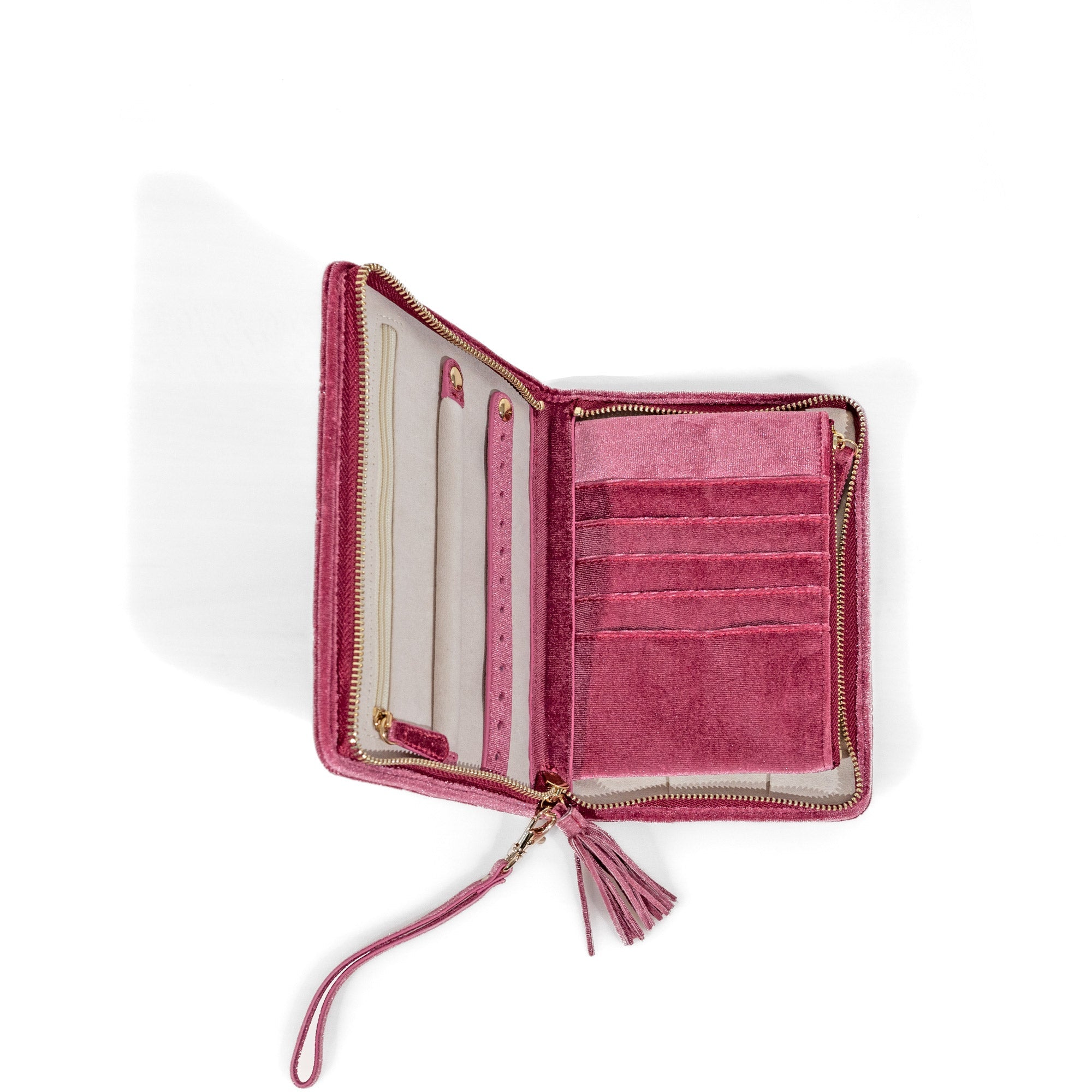 Schmucketui aus Samt in Fuchsia mit Steppmuster, Zierquaste und Handschlaufe. Geöffnete Ansicht auf Ringleiste, Ohrringleise, Samtfächer und Taschen sowie goldenen Reißverschluss.