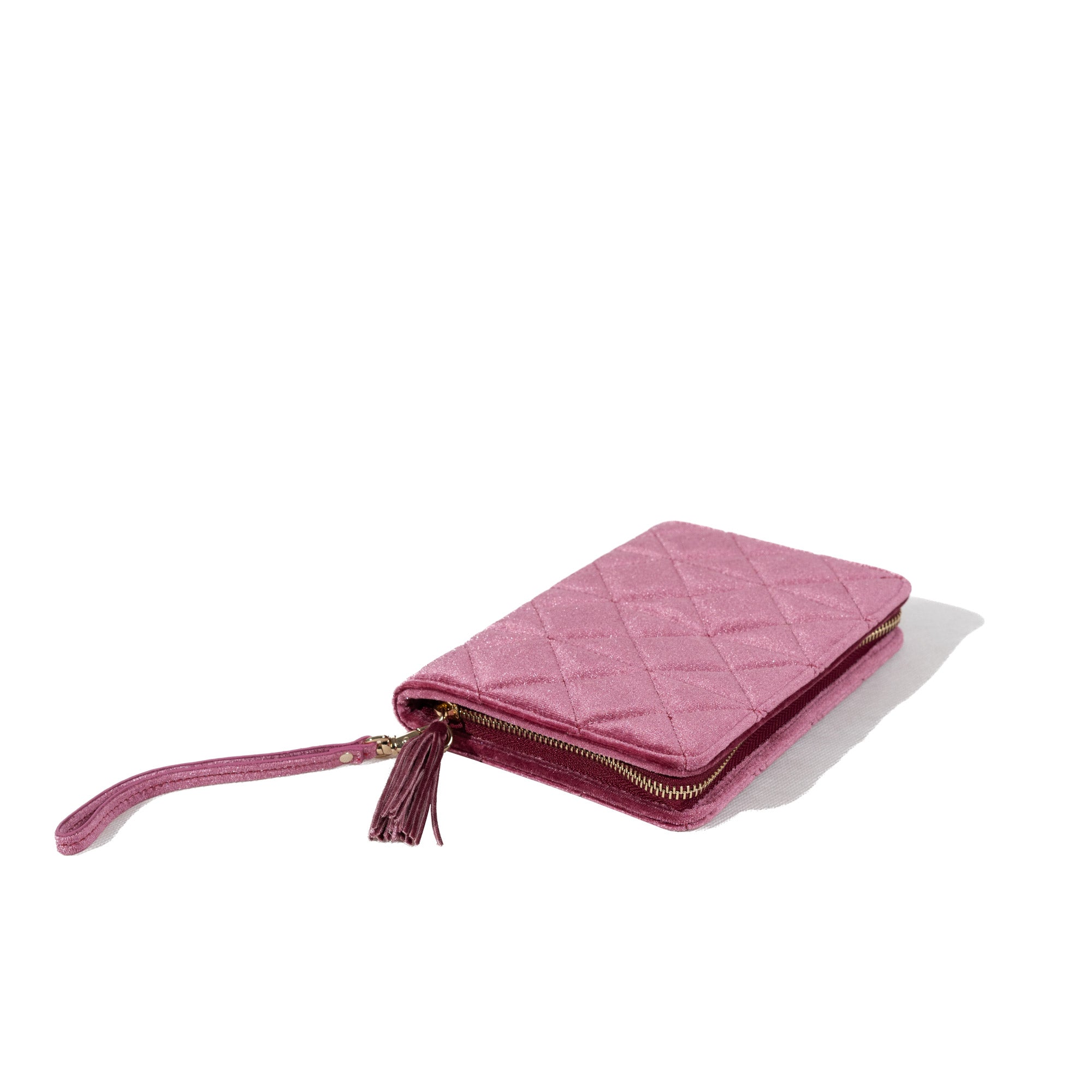 Schmucketui aus Samt in Fuchsia mit Steppmuster, Zierquaste und Handschlaufe. Schrägansicht auf goldenen Reißverschluss.