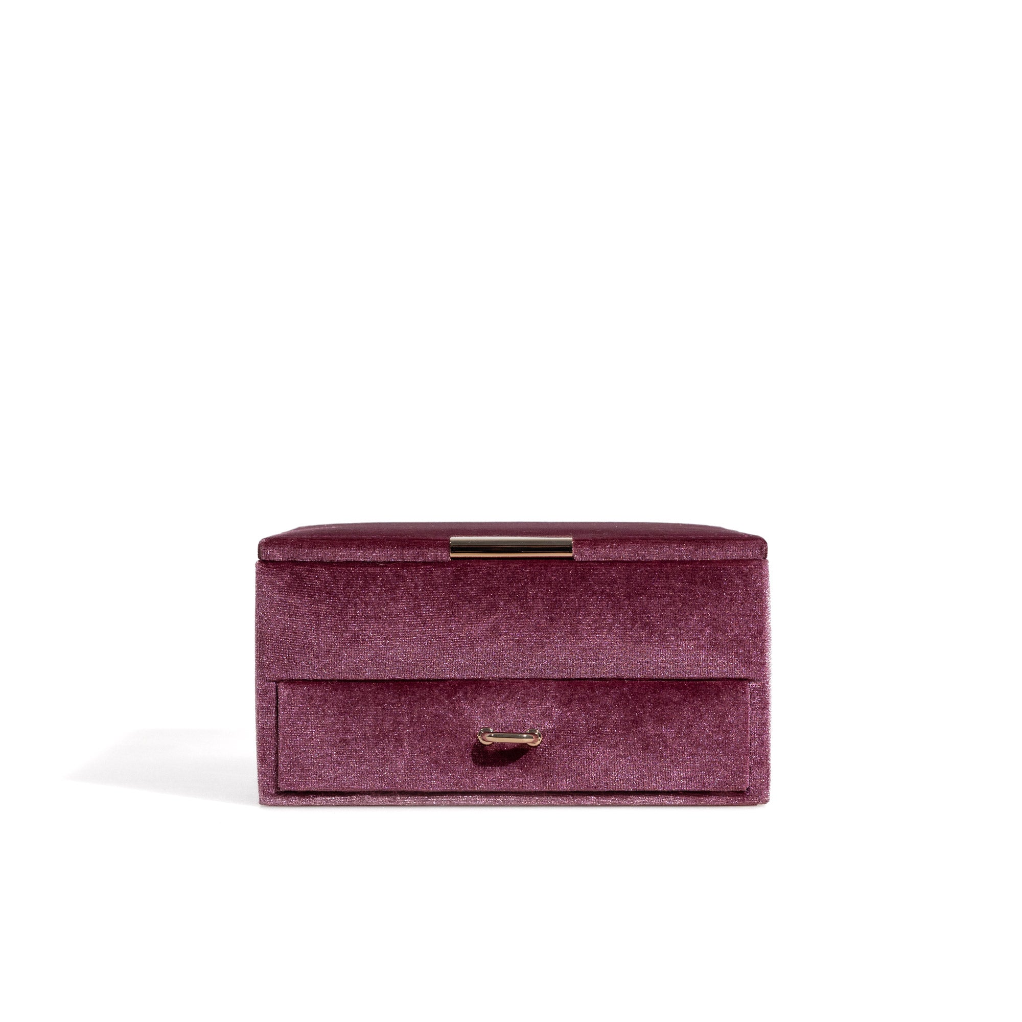 Fuchsia Schmuckkästchen aus Samt mit metallischen Details. Frontansicht.