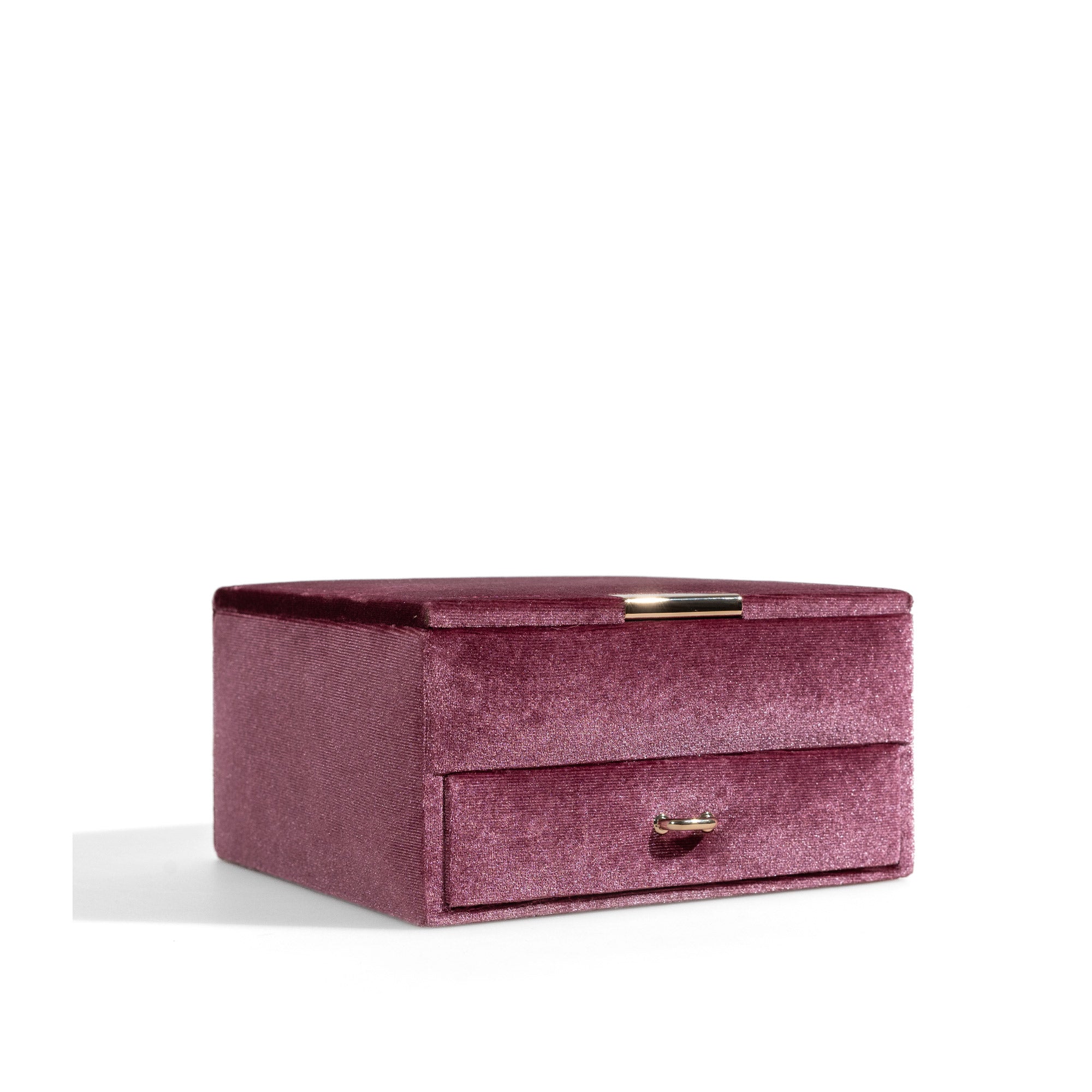 Fuchsia Schmuckkästchen aus Samt mit metallischen Details. Schrägansicht.