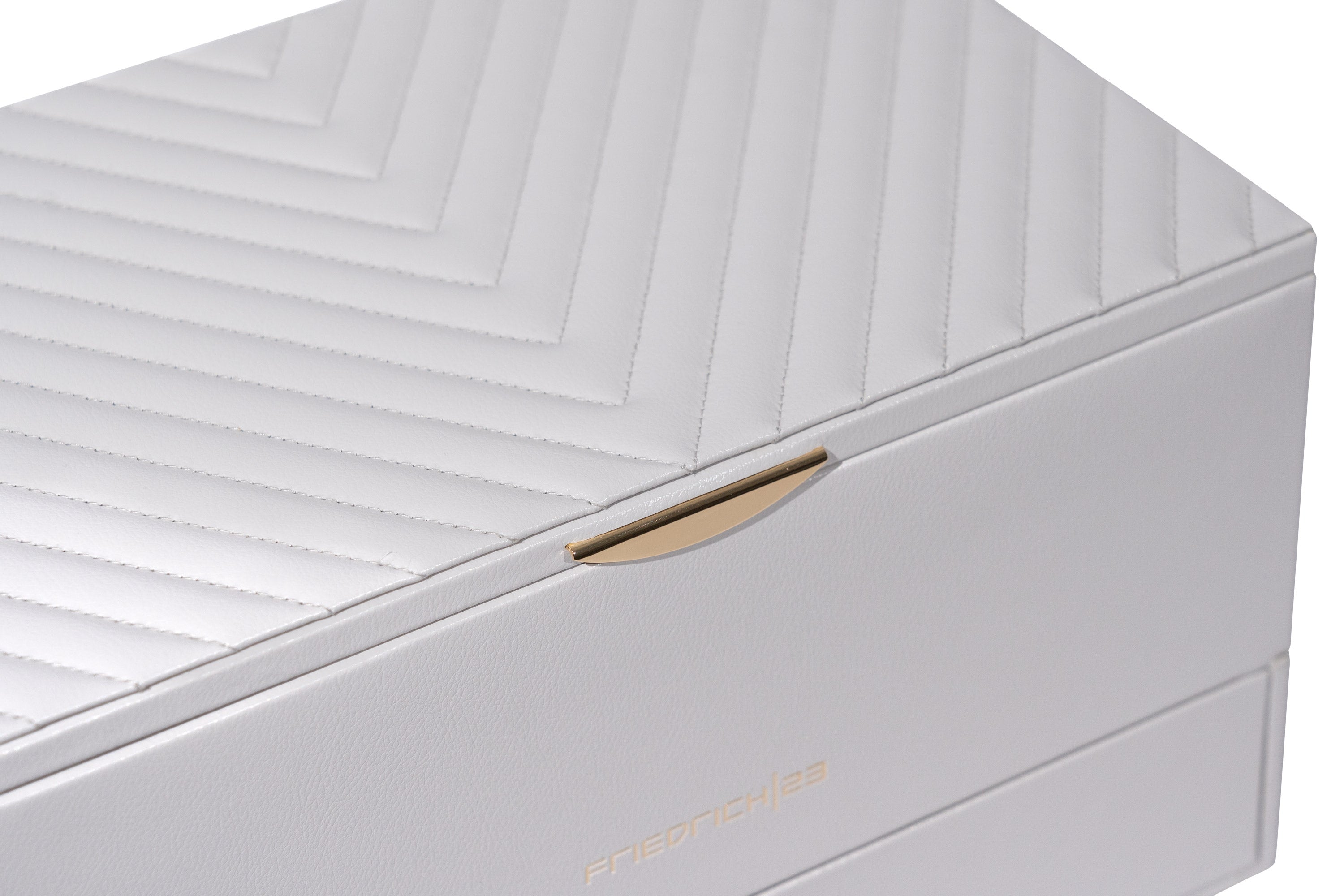 Detailaufnahme hellgrauer Schmuckkoffer aus Leder mit Ziernähten und Beschlag in Goldoptik.