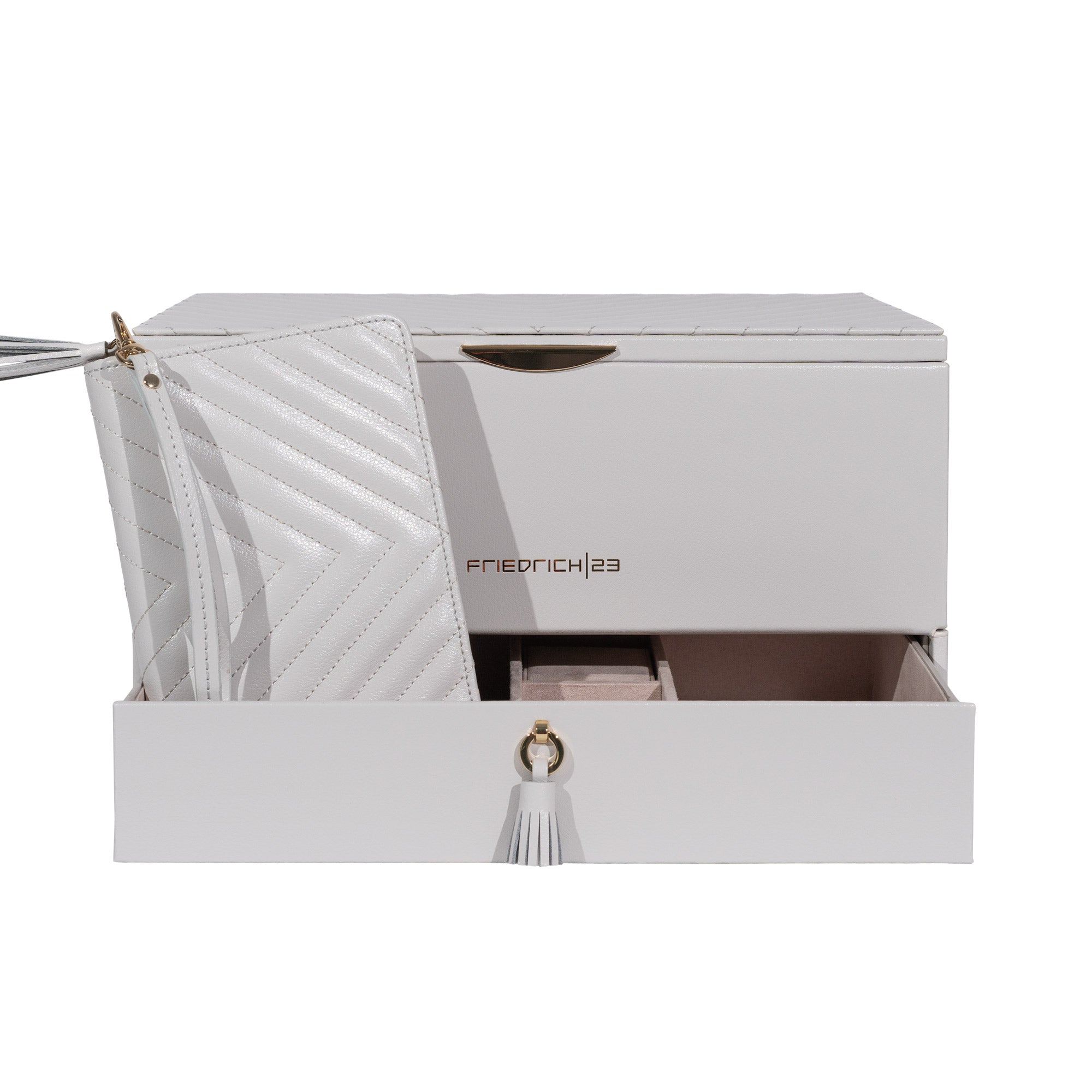 Hellgrauer Schmuckkoffer aus Leder mit Ziernähten, goldgeprägtem Friedrich23 Logo sowie geöffneter Lade mit Zierquaste und darin befindlichem Schmucketui.