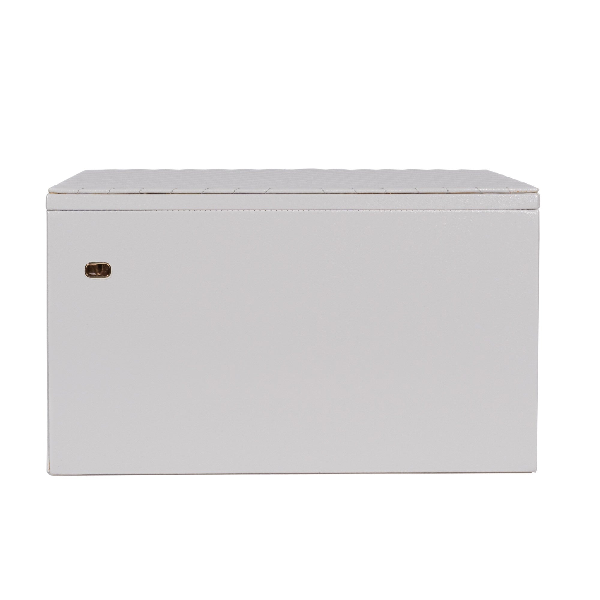 Rückseite hellgrauer Schmuckkoffer aus Leder mit Ziernähten sowie Öffnung für Smartwach-Ladekabel.