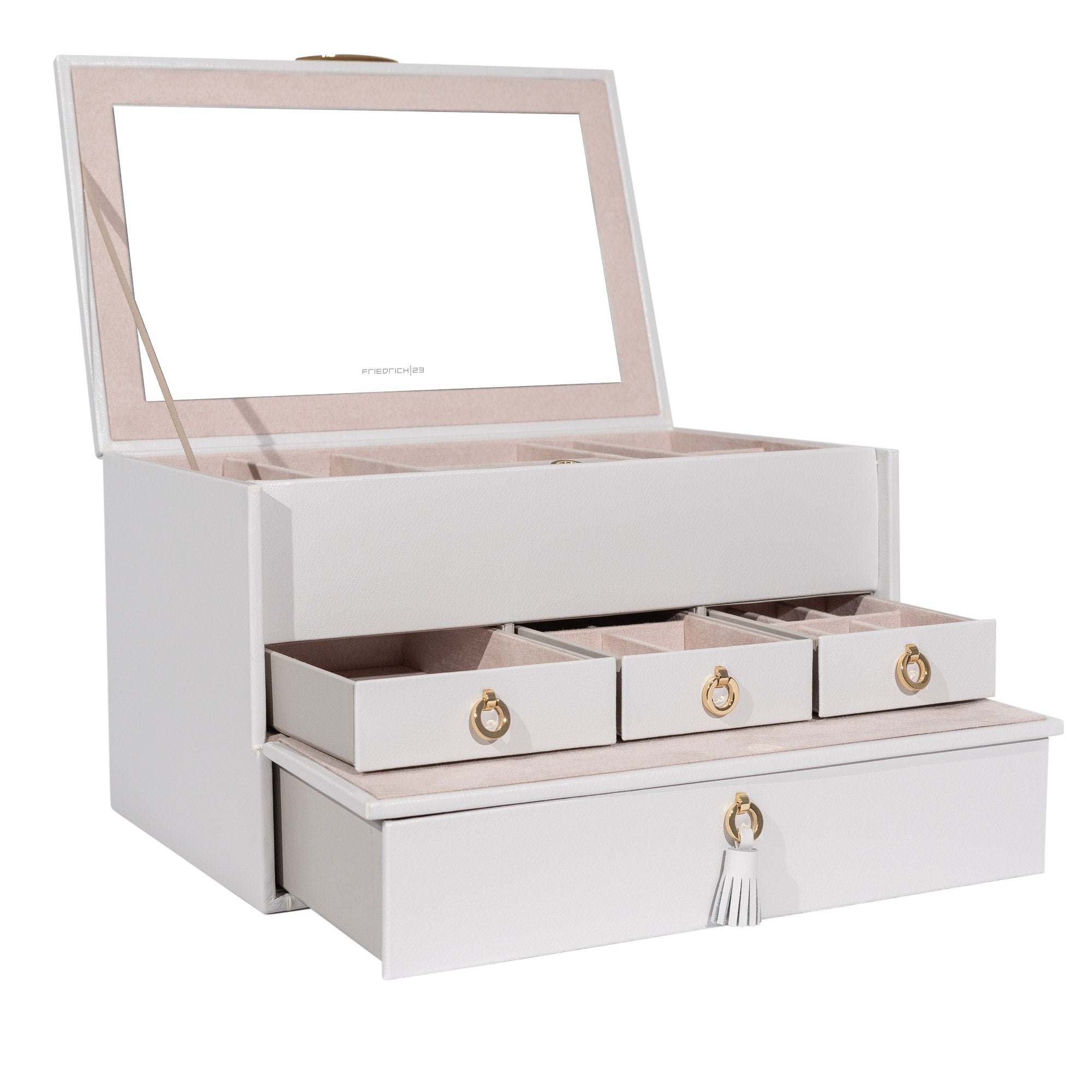 Geöffneter hellgrauer Schmuckkoffer aus Leder mit großem Spiegel, kleinen Laden mit Fächern unterteilt sowie Lade mit Zierquaste. Schrägansicht.