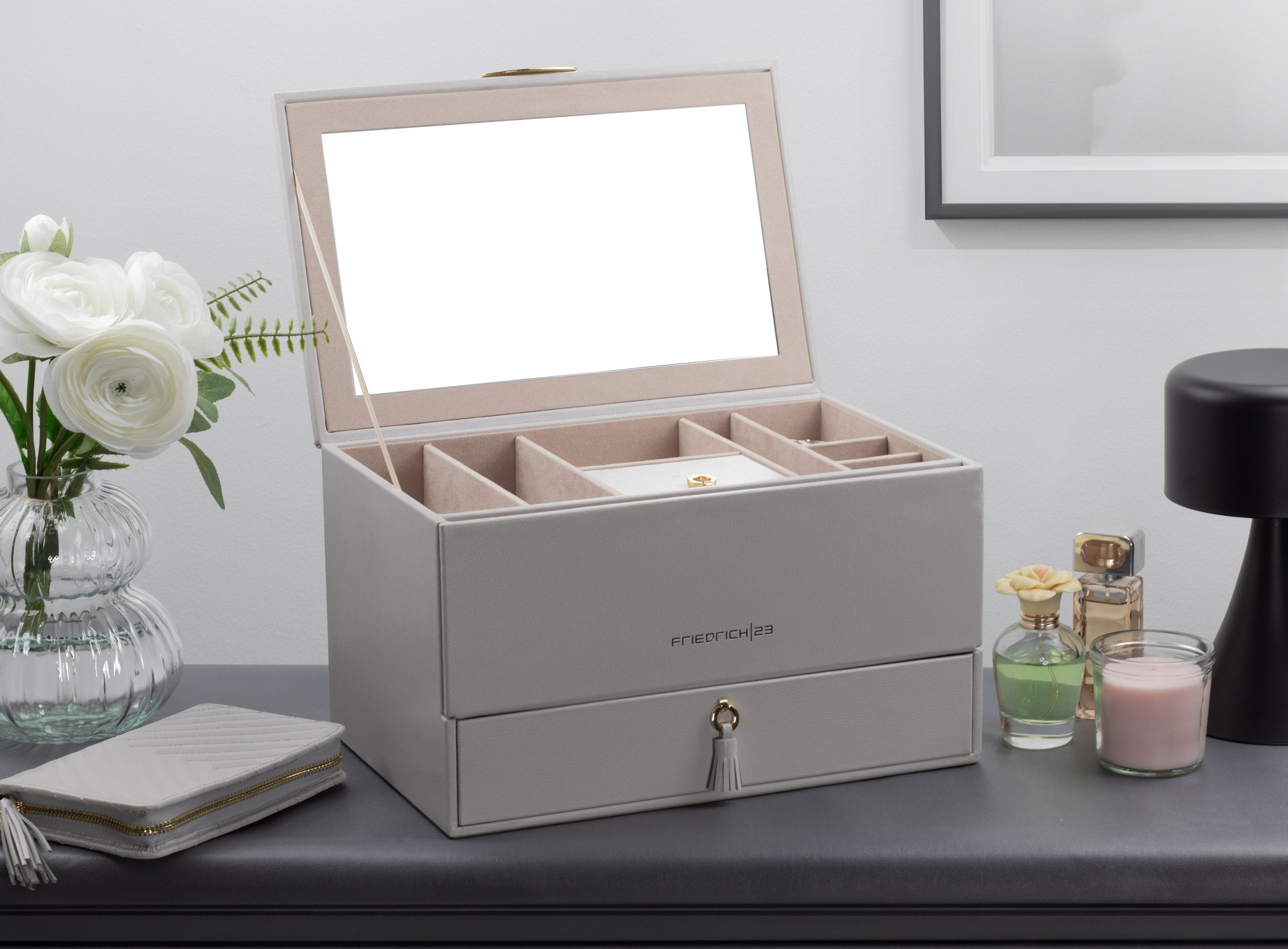 Geöffneter rosa Leder Schmuckkoffer mit Etui, dekoriert mit stilvollen Wohnaccessoires