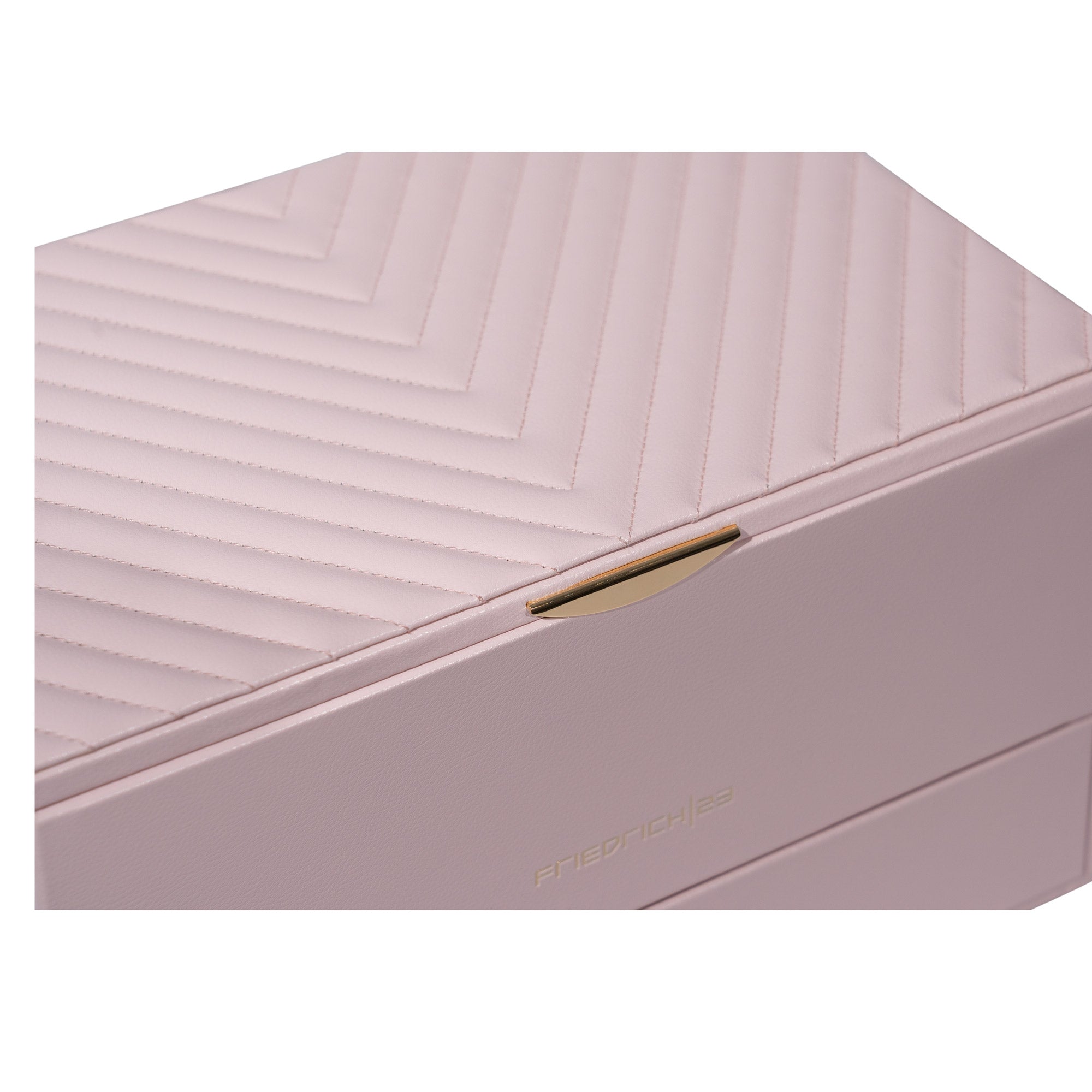 Detailaufnahme rosafarbener Schmuckkoffer aus Leder mit Ziernähten und Beschlag in Goldoptik.