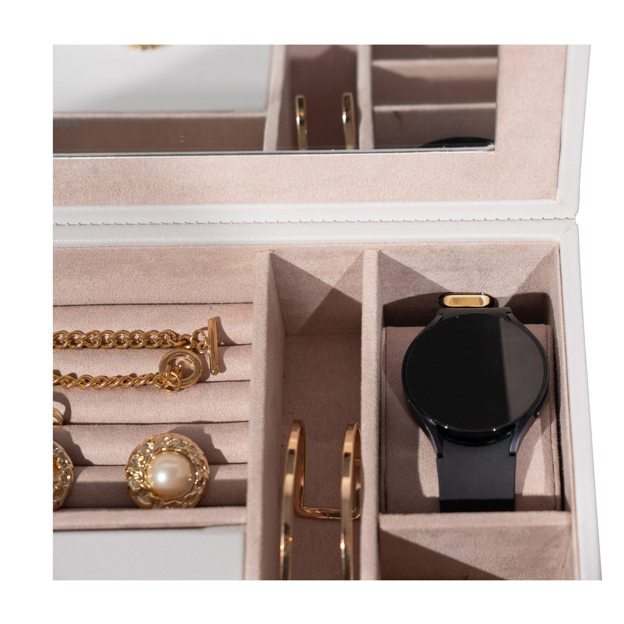 Detailaufnahme hellgrauer Schmuckkoffer aus Leder: Smartwatchfach mit Uhrenkissen und Smartwatch befüllt