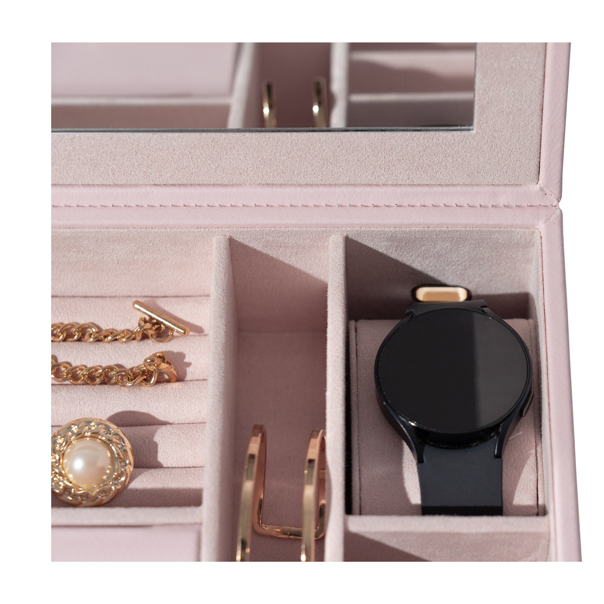 Detailaufnahme rosa Schmuckkoffer aus Leder: Smartwatchfach mit Uhrenkissen und Smartwatch befüllt