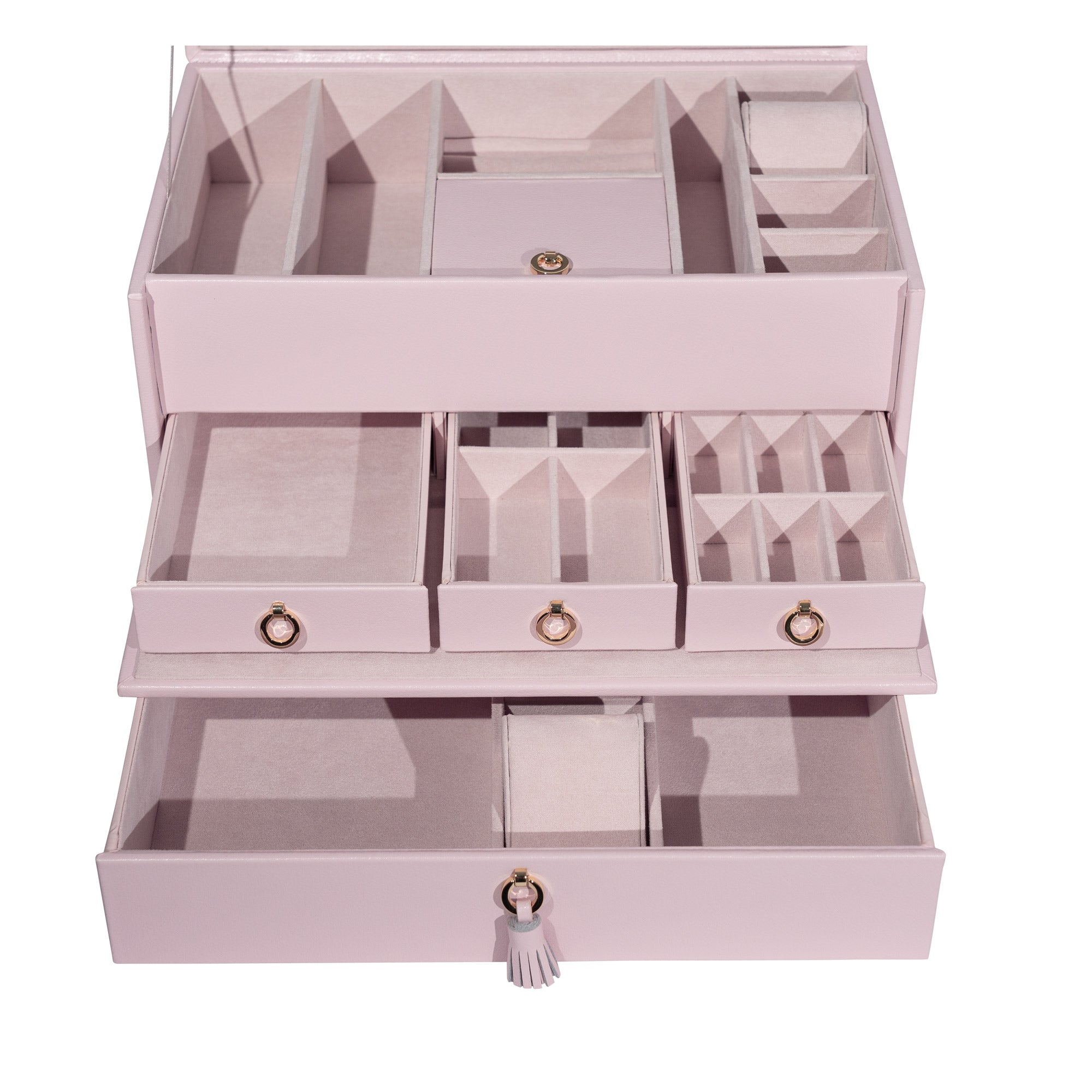 Frontansicht von oben auf geöffneten rosa Schmuckkoffer aus Echtleder mit ausgezogenen Laden und die Unterteilung der Fächer.