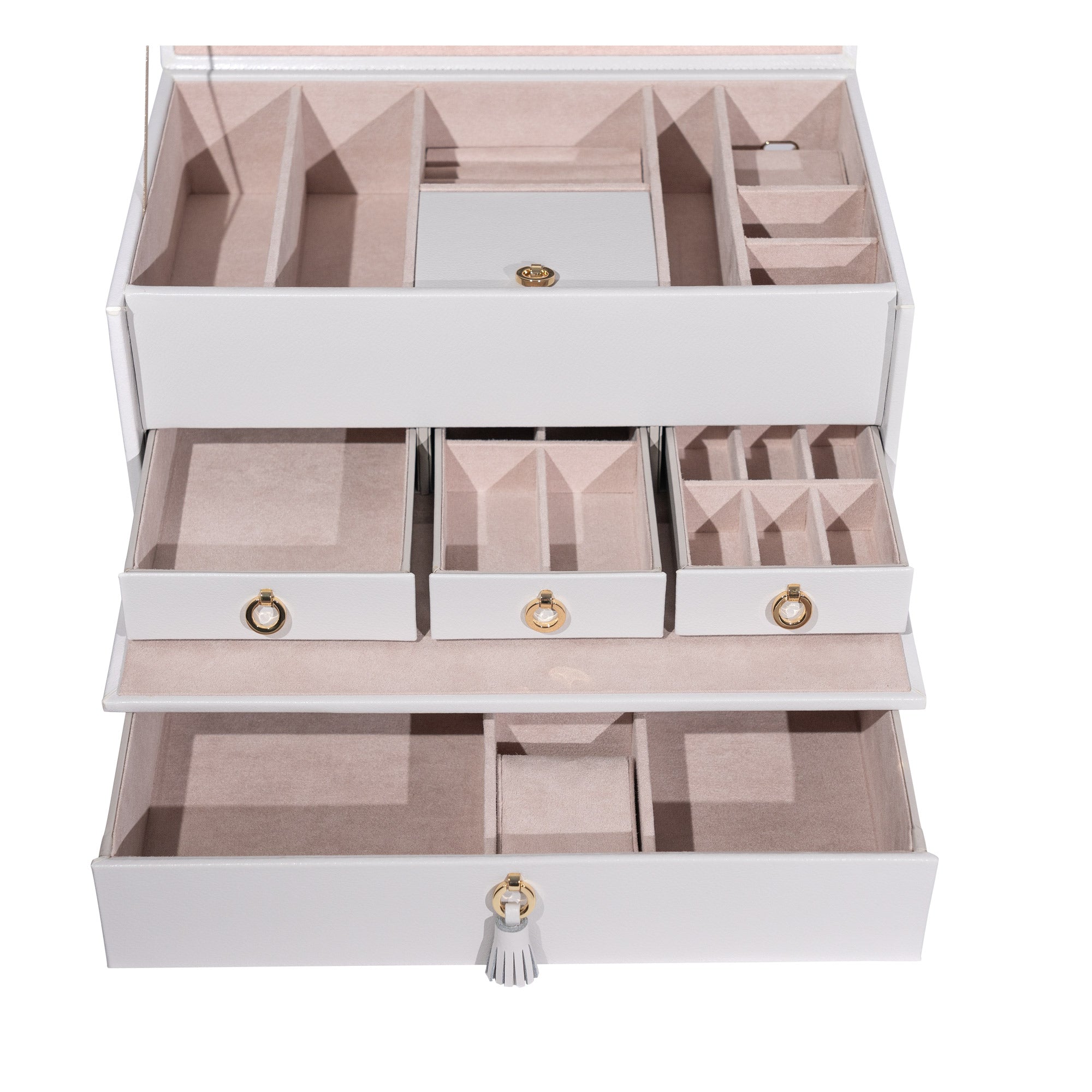 Frontansicht von oben auf geöffneten hellgrauen Schmuckkoffer aus Echtleder mit ausgezogenen Laden und unterteilten Fächern.