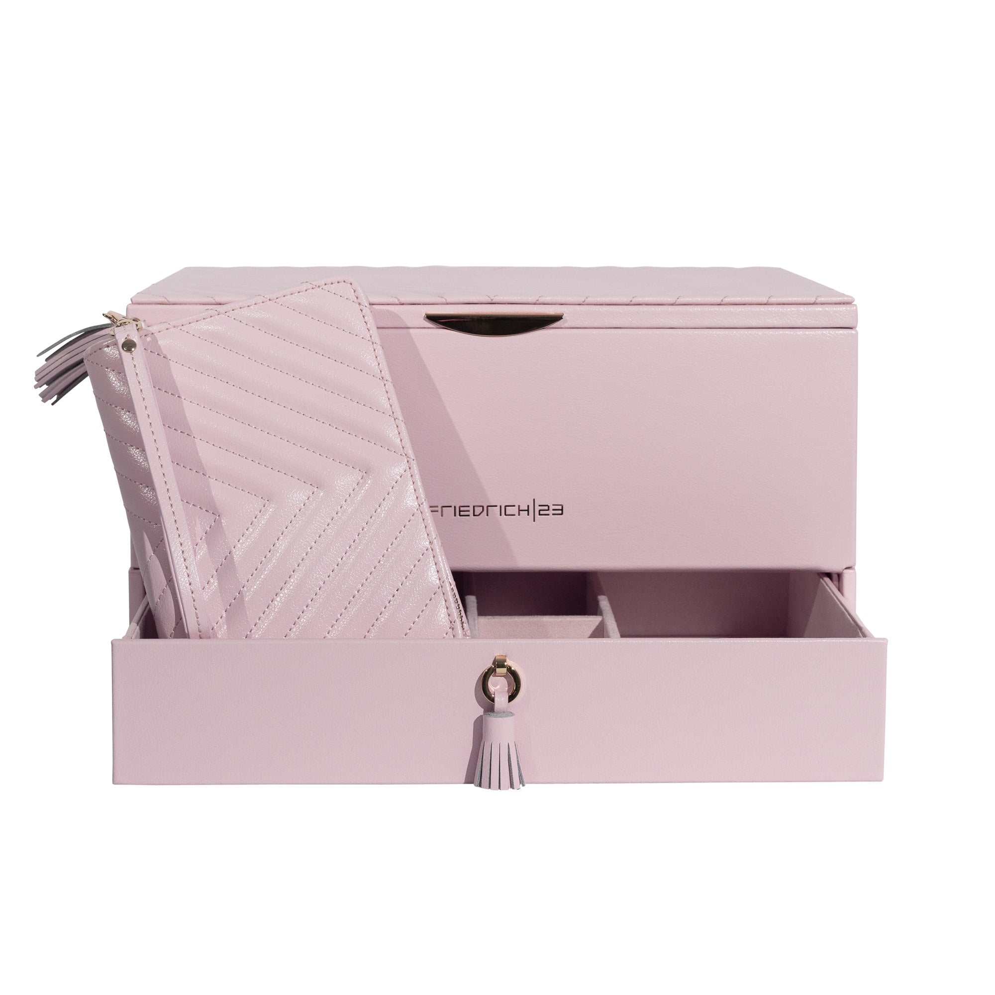 Rosafarbener Schmuckkoffer aus Leder mit Ziernähten, goldgeprägtem Friedrich23 Logo sowie geöffneter Lade mit Zierquaste und darin befindlichem Schmucketui.