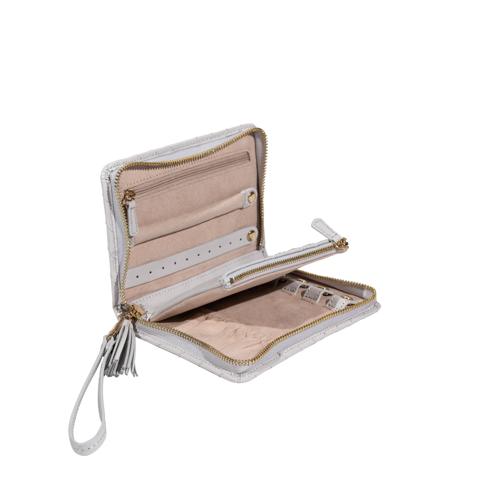 Geöffnetes hellgraues Schmucketui aus Leder mit Fächern und Schmuckleisten, goldenem Reißverschluss, Lederquaste und Handschlaufe. Schrägansicht.