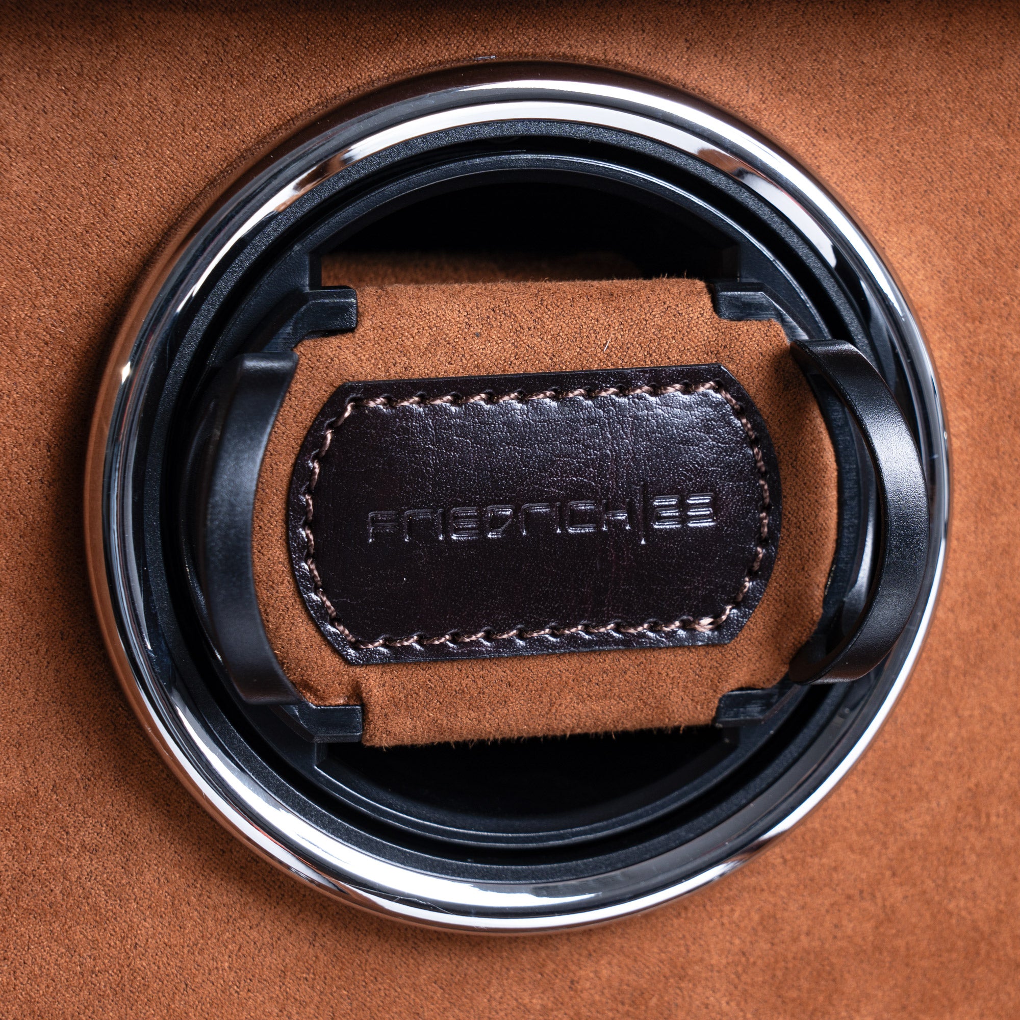 Detailansicht eines Uhrenbewegers aus braunem Leder mit hellbraunem Velourstoff mit Friedrich23 Logo
