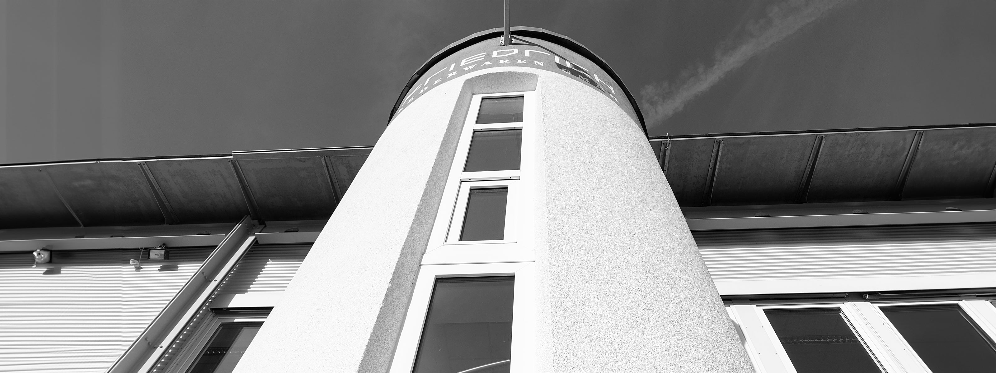 Detail Firmengebäude der Friedrich Lederwaren GmbH – Unternehmenszentrale und Verwaltung.