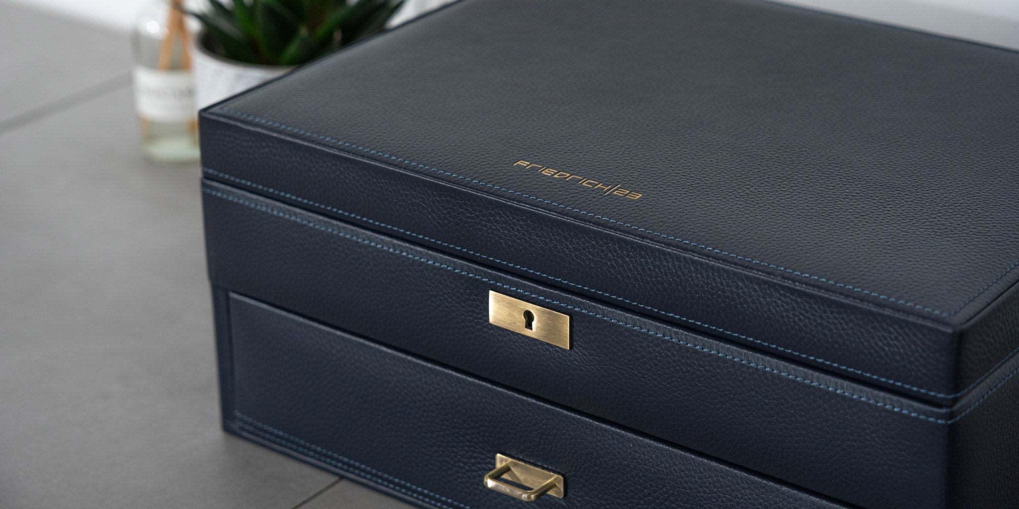 Dunkelblauer Leder Uhrenkoffer mit edlen Messingdetails – stilvolle Aufbewahrung