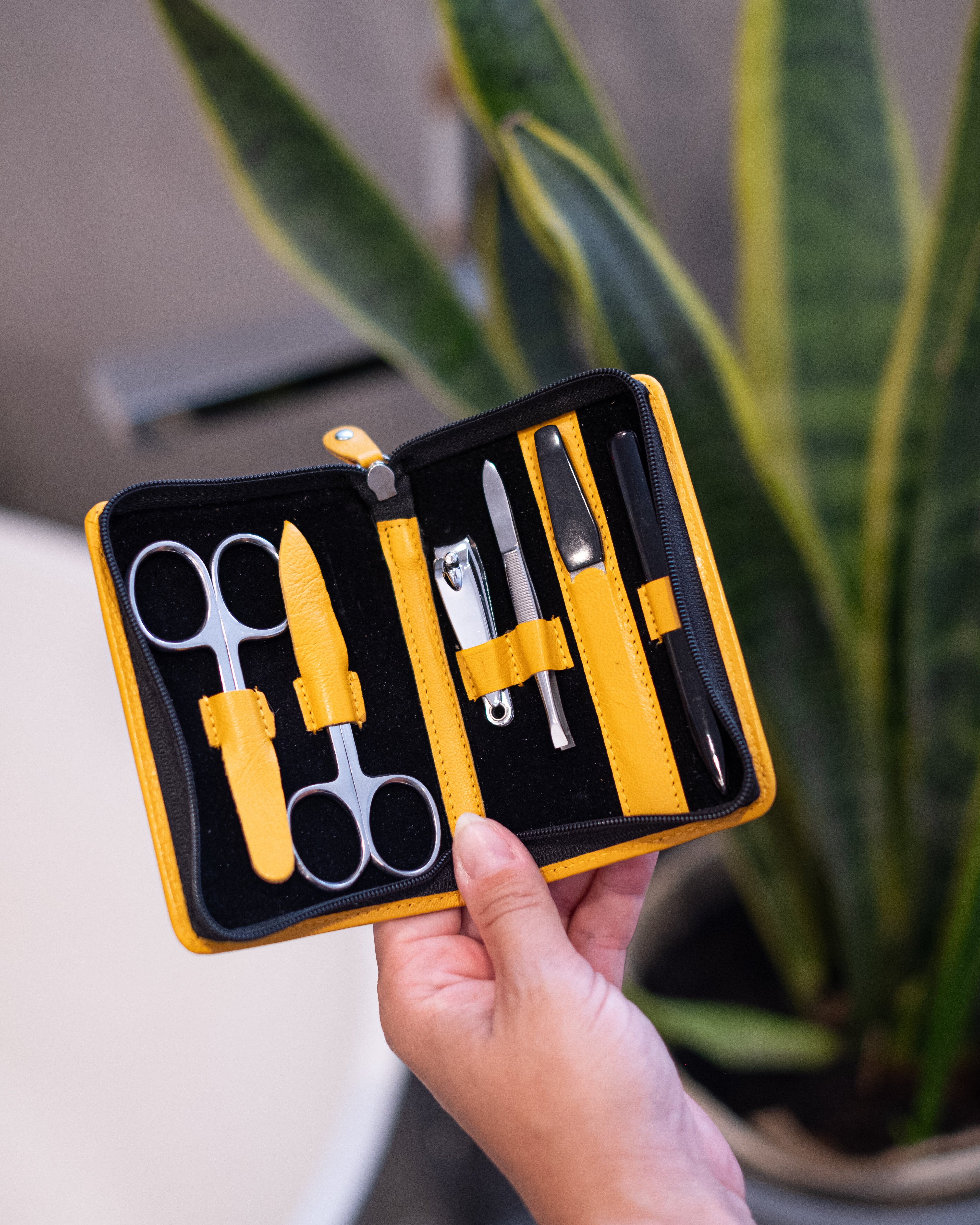 6 tlg. Maniküre-Set mit 2 Scheren und Nagelclip