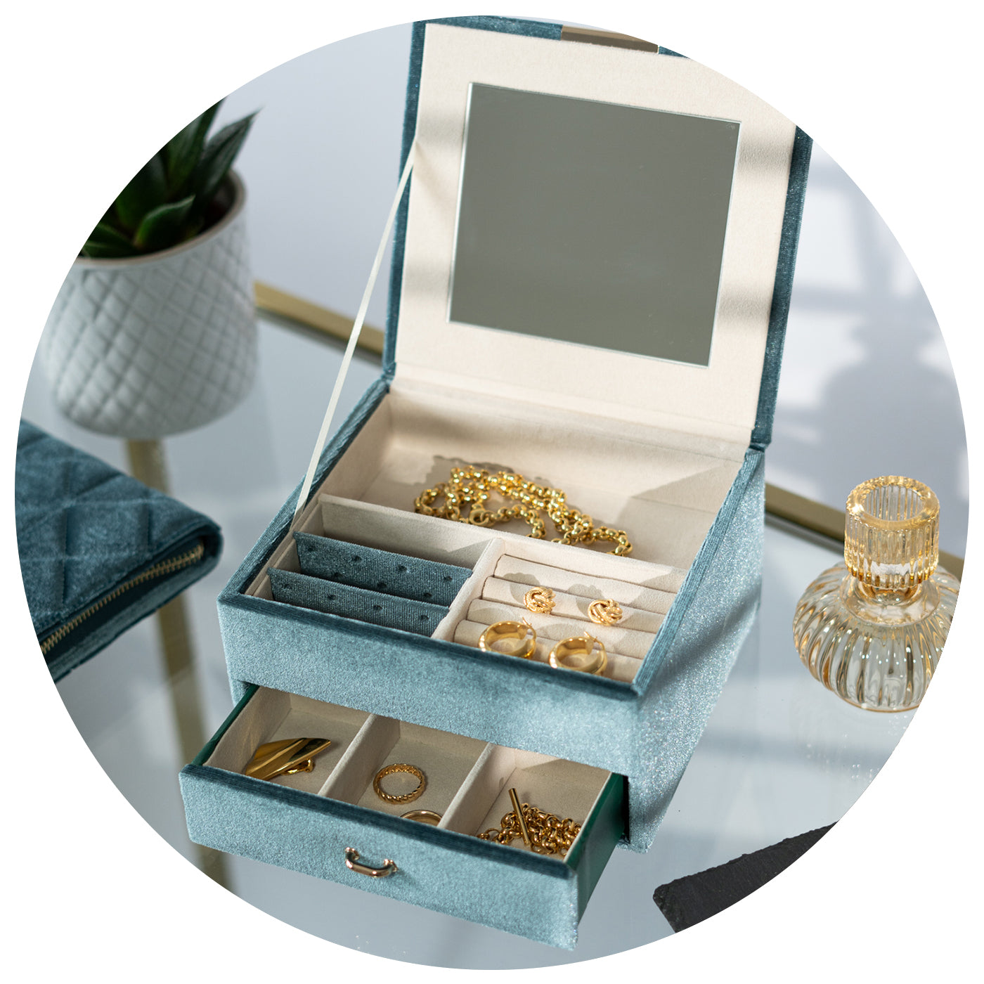 geöffnetes Schmuckkästchen mit Goldschmuck, Kästchen aus blauem Samt