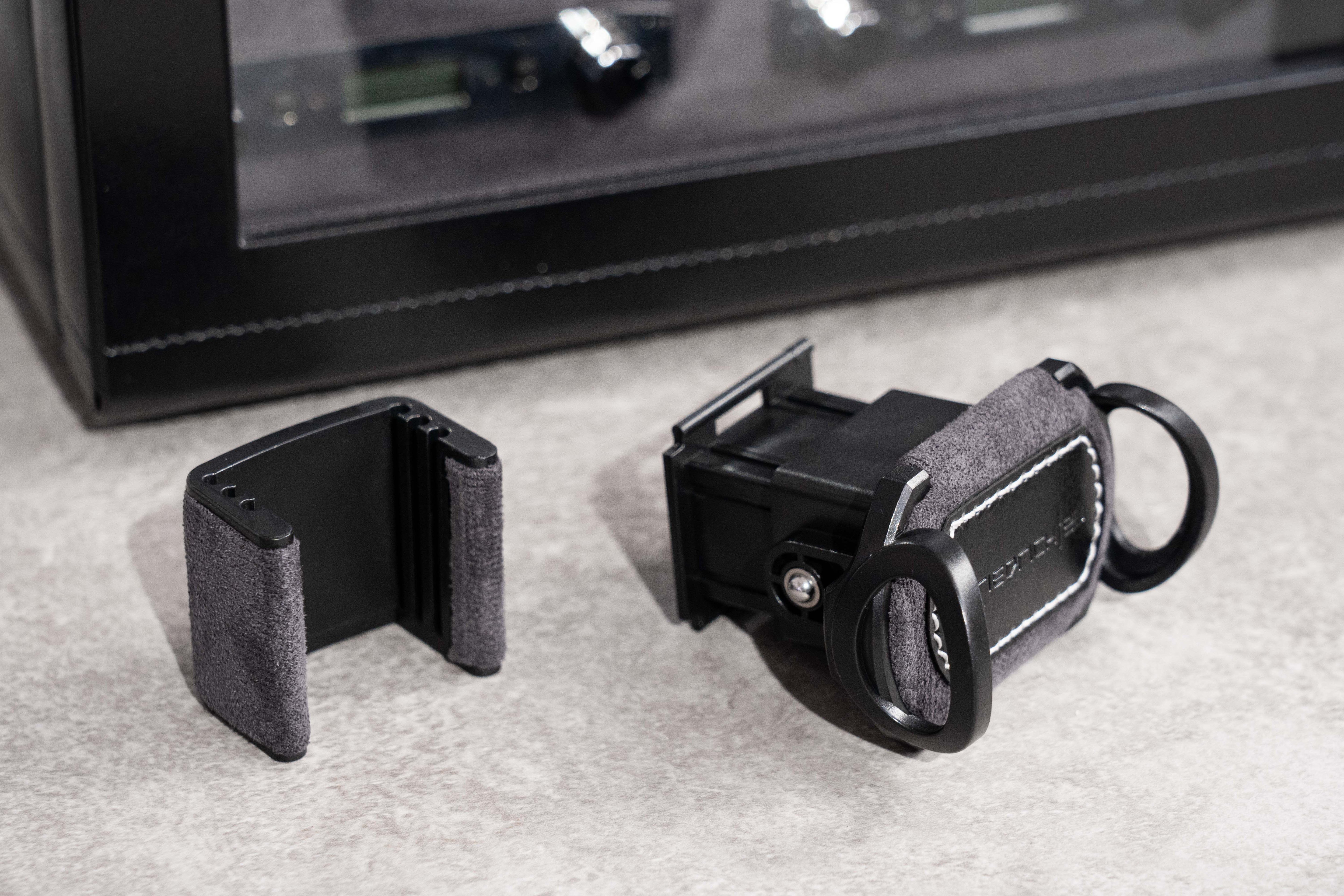 Flexibel verstellbare grauschwarze Uhrenkissen mit Einrastfunktion für eine optimale Fixierung in der Trommel