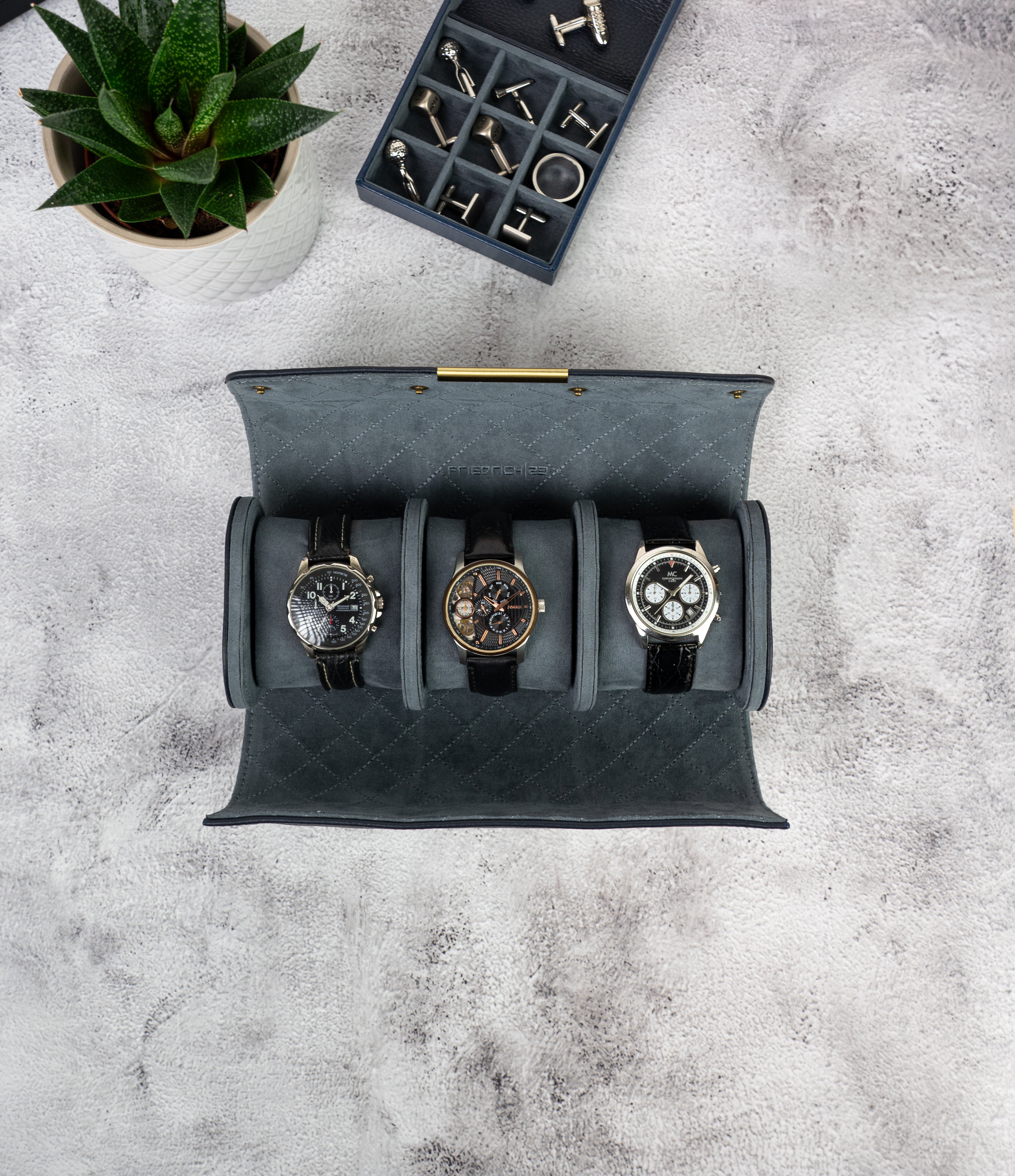 Uhrenrollen Blau von oben, eine geöffnet, mit 3 Uhren aufgespannt