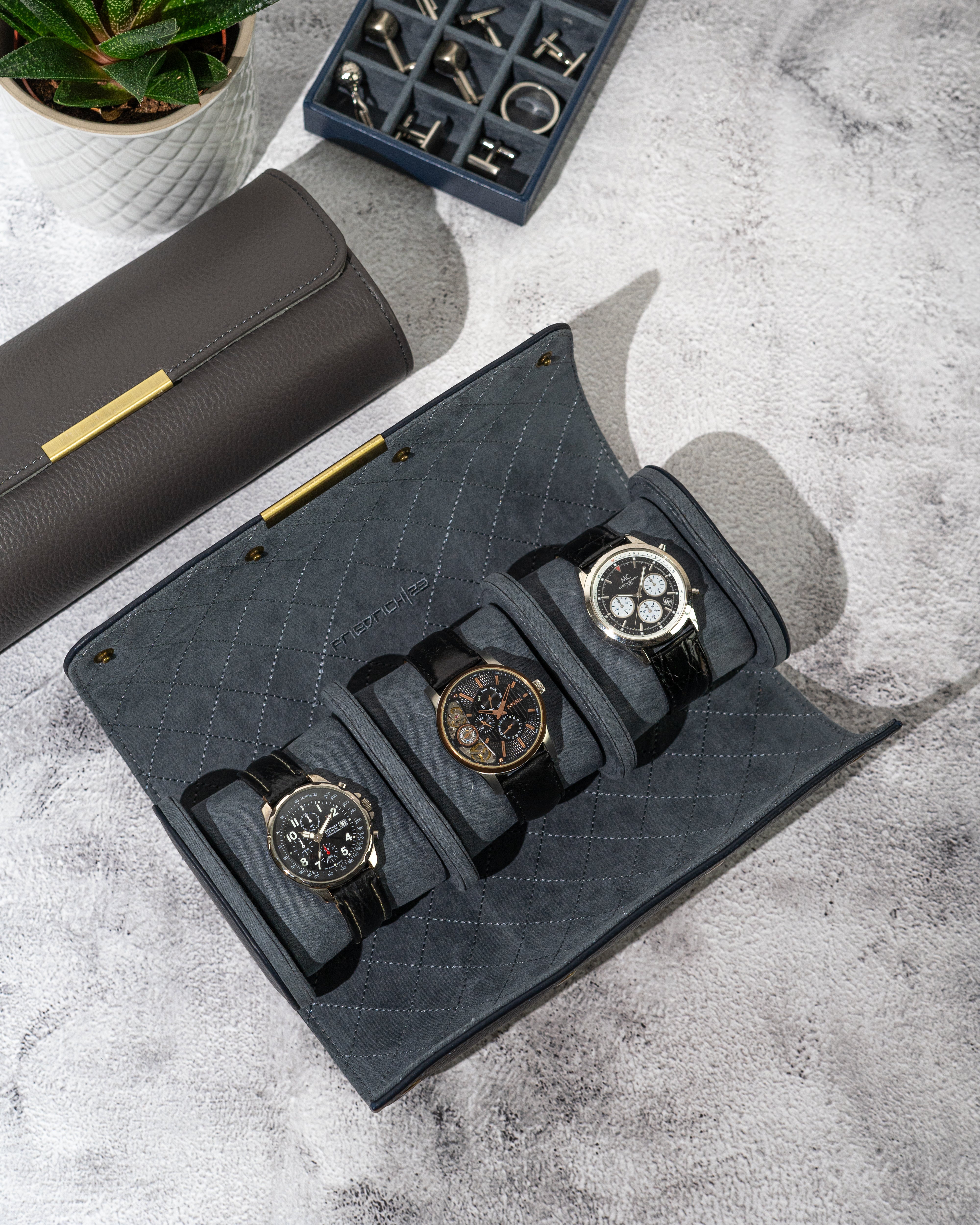 2 Uhrenrollen in Grau und Blau von oben, eine geöffnet, mit 3 Uhren aufgespannt