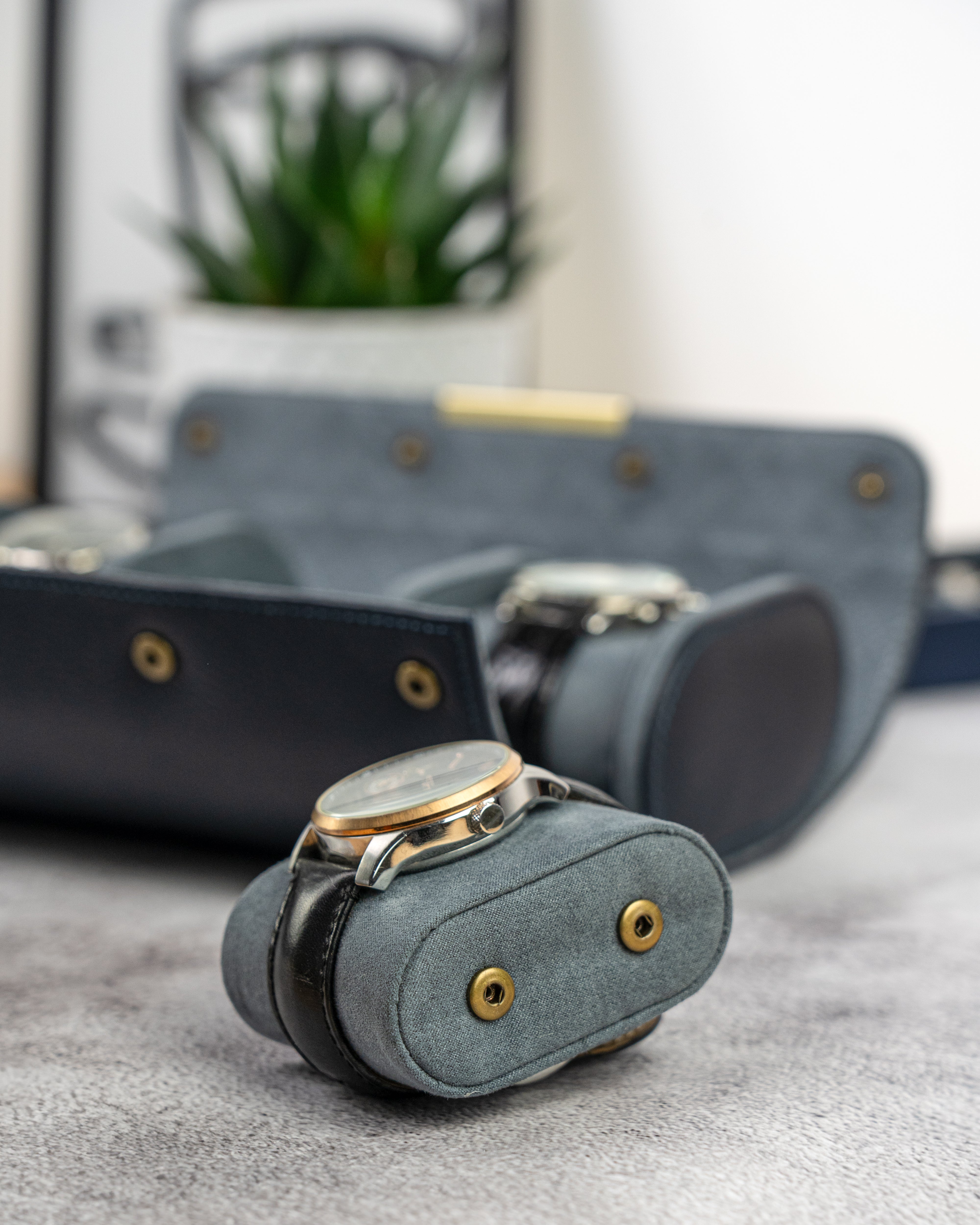 Blauen Uhrenkissen mit Uhr, seitlich 2 Druckknöpfe für die Befestigung