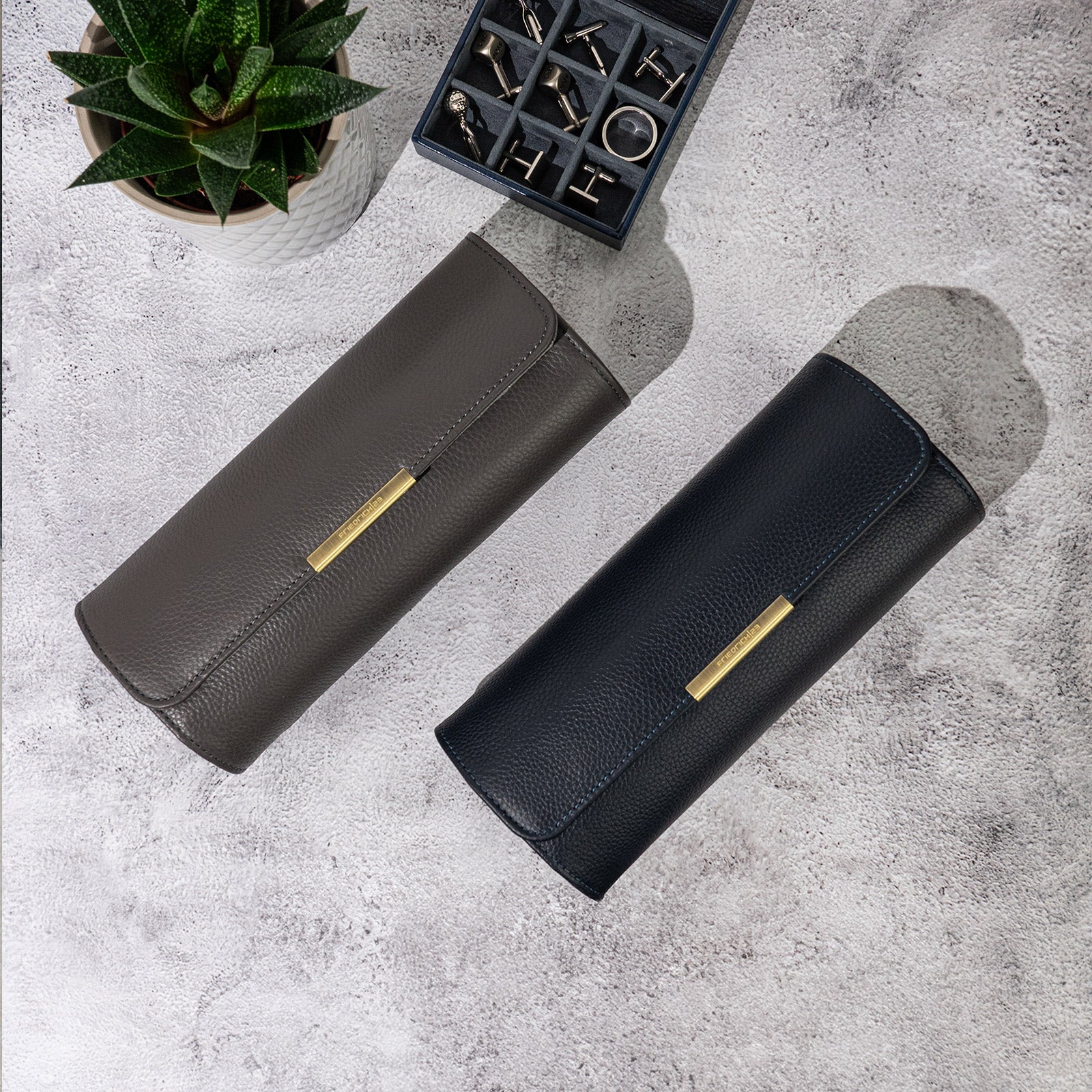 Dunkelblaue und graue Leder Uhrenrolle – praktische Reiseaufbewahrung für Uhren.