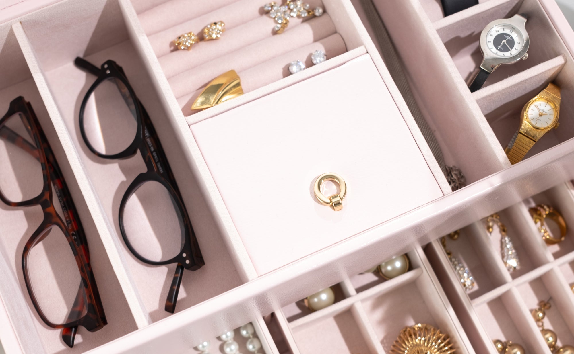 2 große Fächer für Brillen und ein Fach mit Deckel