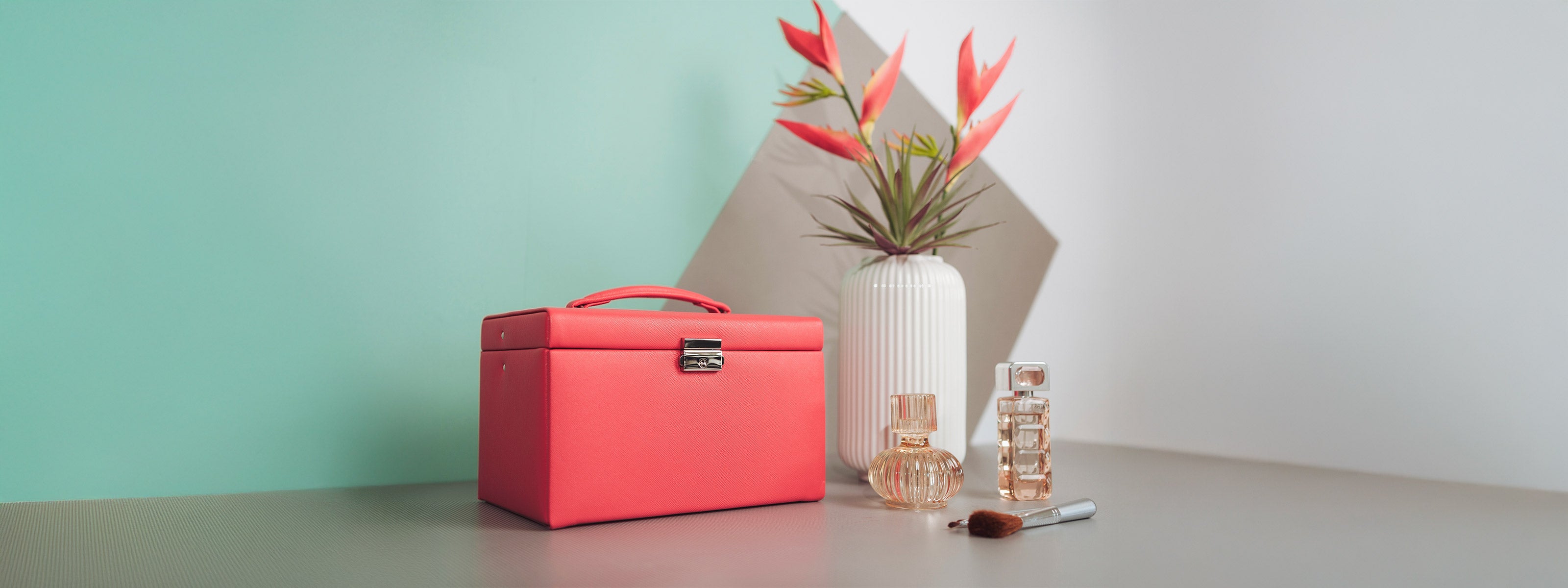 Korallfarbenes Schmuckkästchen, elegant dekoriert für stilvolle Aufbewahrung.