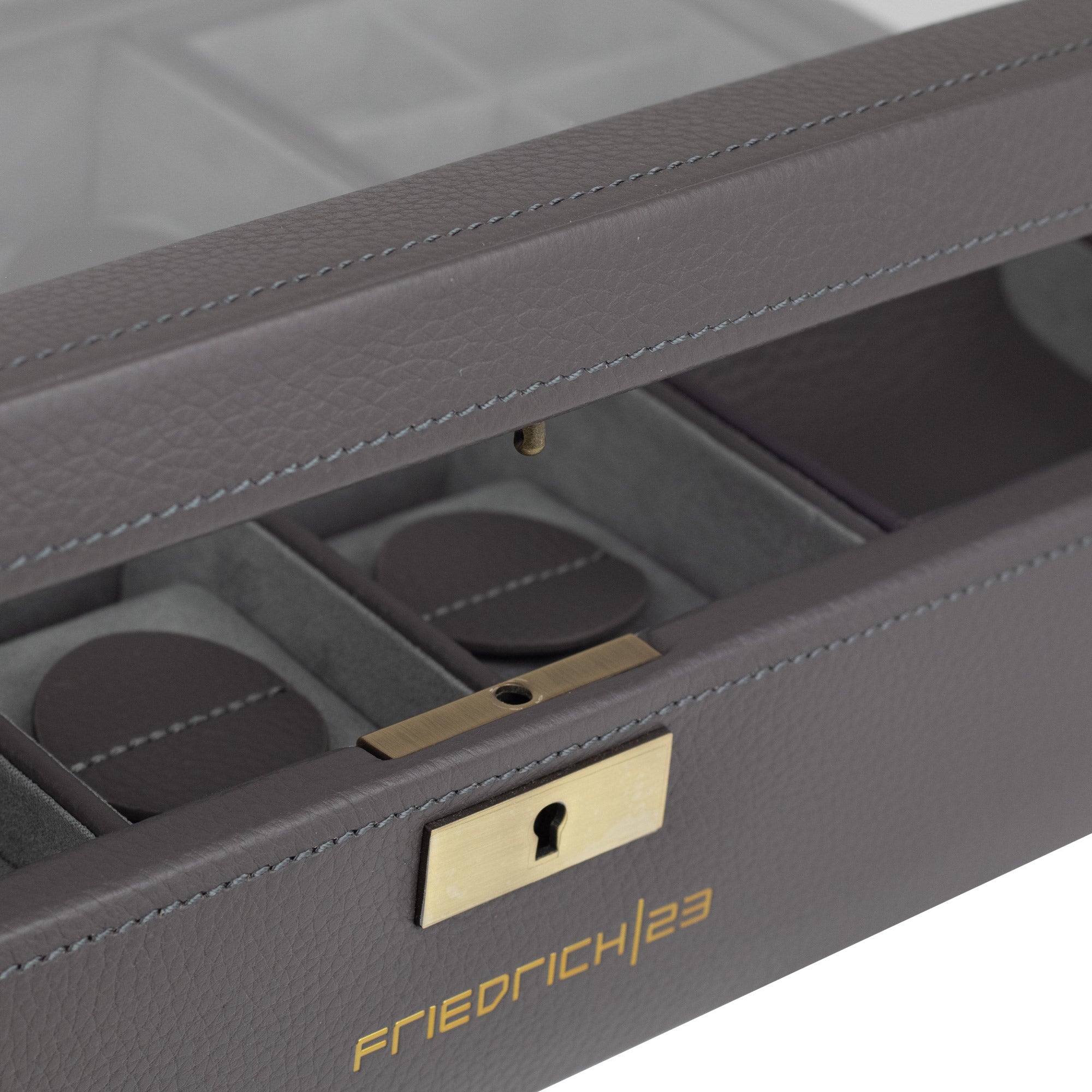 Detailansicht Uhrenbox geöffnet, Schlossöffnung aus Metall, Ziernähte außen in grau