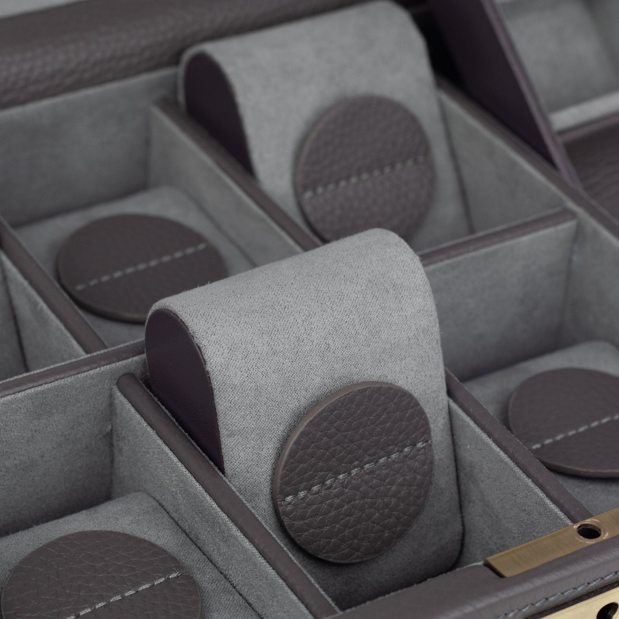 Nahaufnahme Uhrenkissen, mit aufgenähtem Leder als Griff, weiches Futter, Stege mit Leder abgesetzt