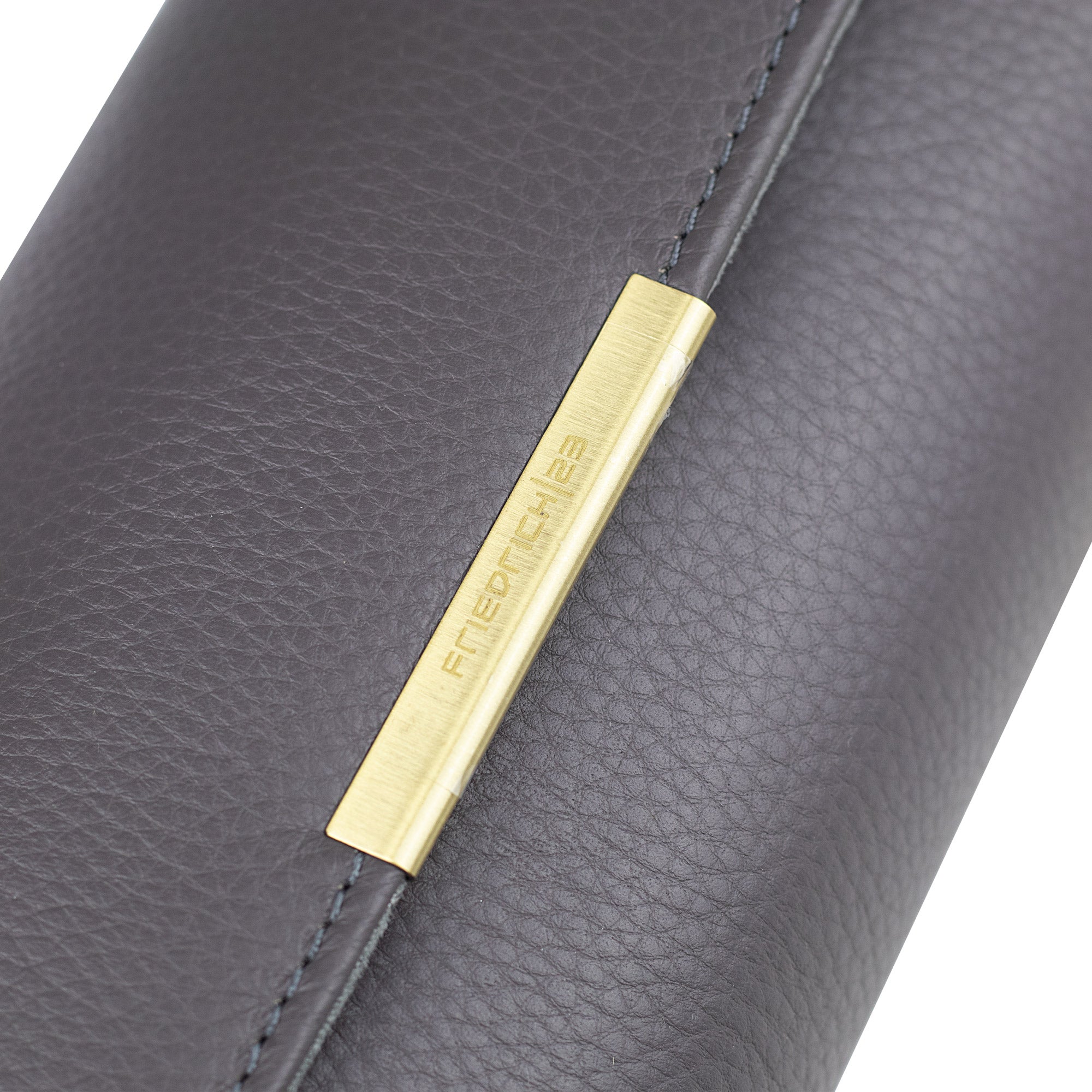 Detailaufnahme vom Metall Clip aus Messing mit Logogravur Friedrich23, genarbtes grauen Leder