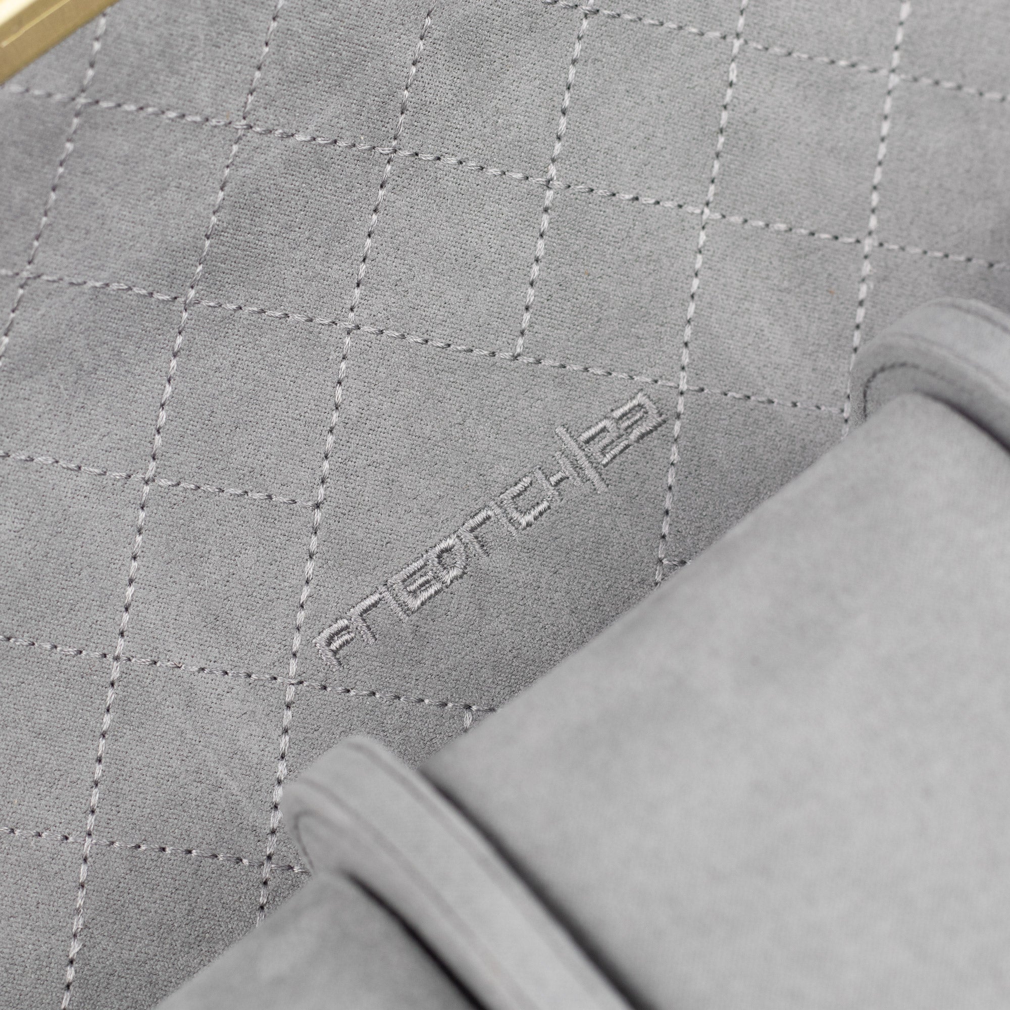 Detailaufnahme vom Innenfutter in Grau, mit gesticktem Muster und Logo Friedrich23