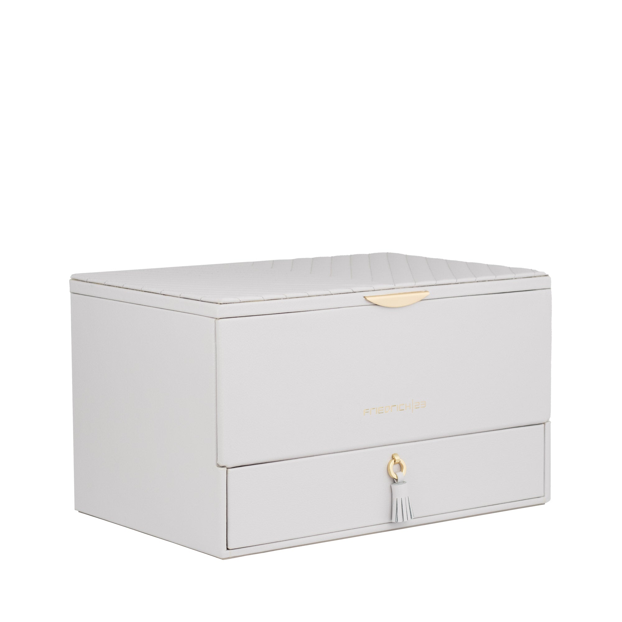 Hellgrauer Schmuckkoffer aus Leder mit Ziernähten und Beschlägen in Goldoptik, Lade mit Zierquaste sowie Friedrich23 Logo in Goldprägung. Schrägansicht.