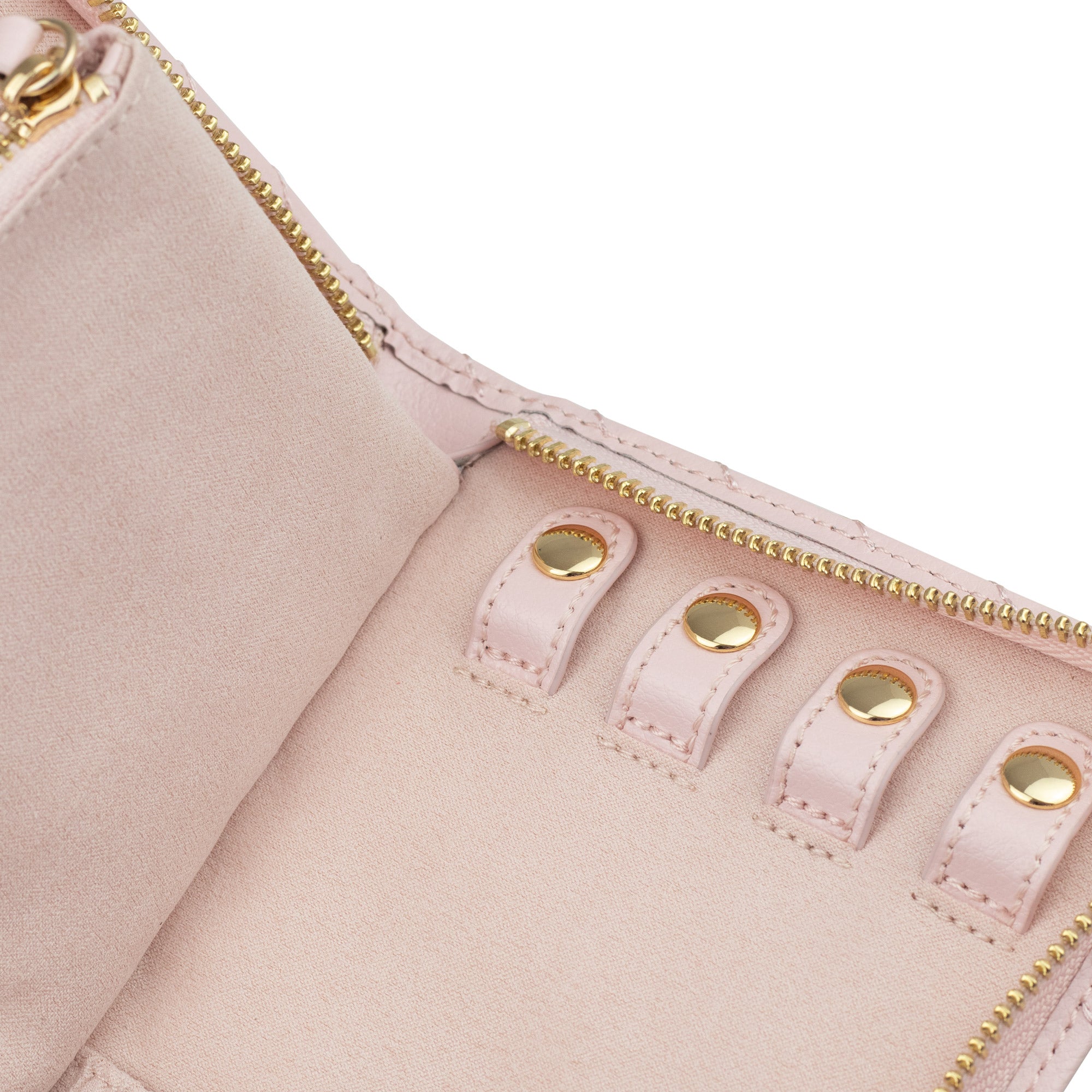 Detailansicht geöffnetes rosa Schmucketui aus Leder mit Kettenhaken sowie goldenem Reißverschluss.