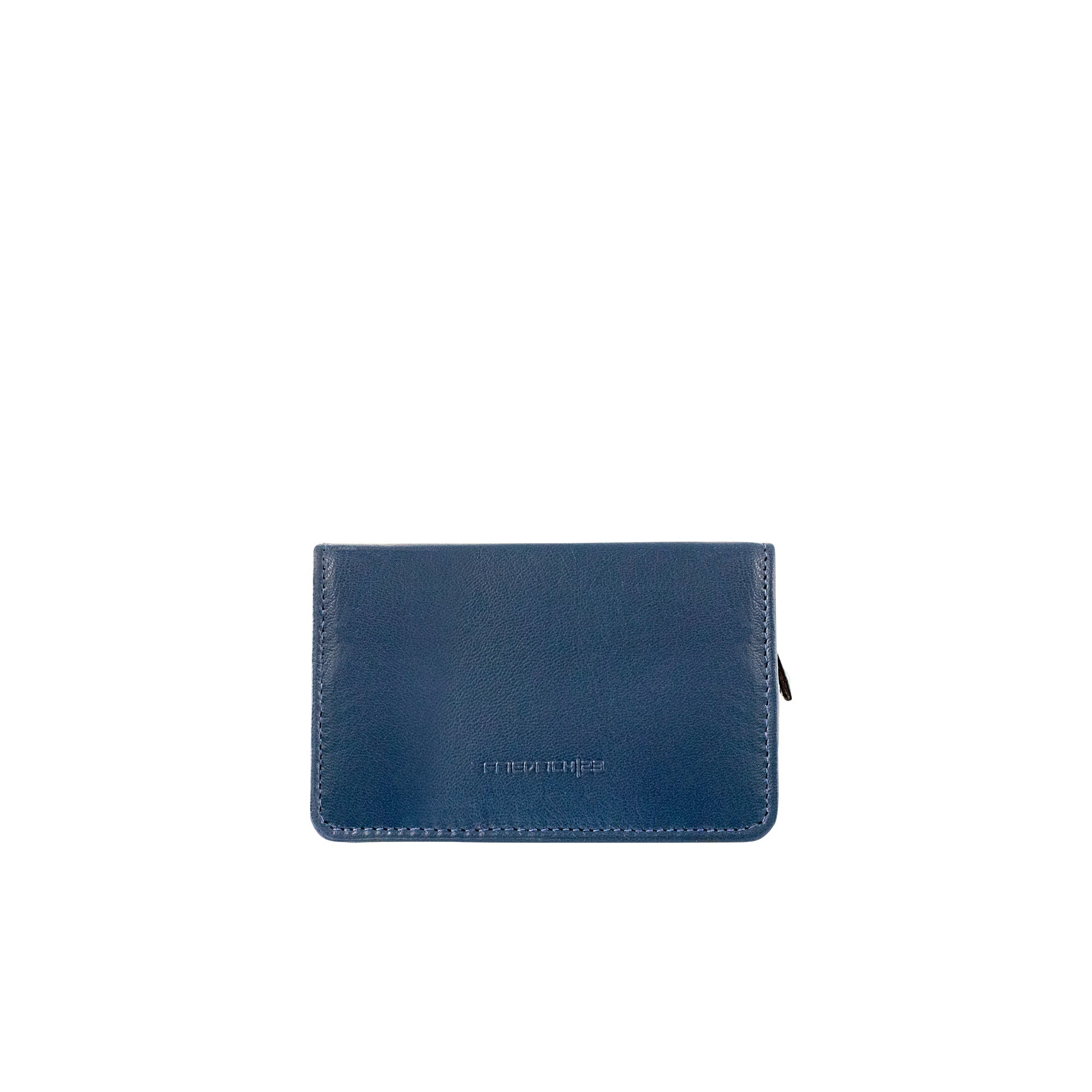 Eine kleine blaue Geldbörse mit strukturierter Oberfläche, weist minimalistische Nähte und ein dezentes, fast verstecktes Logo auf der Vorderseite auf.