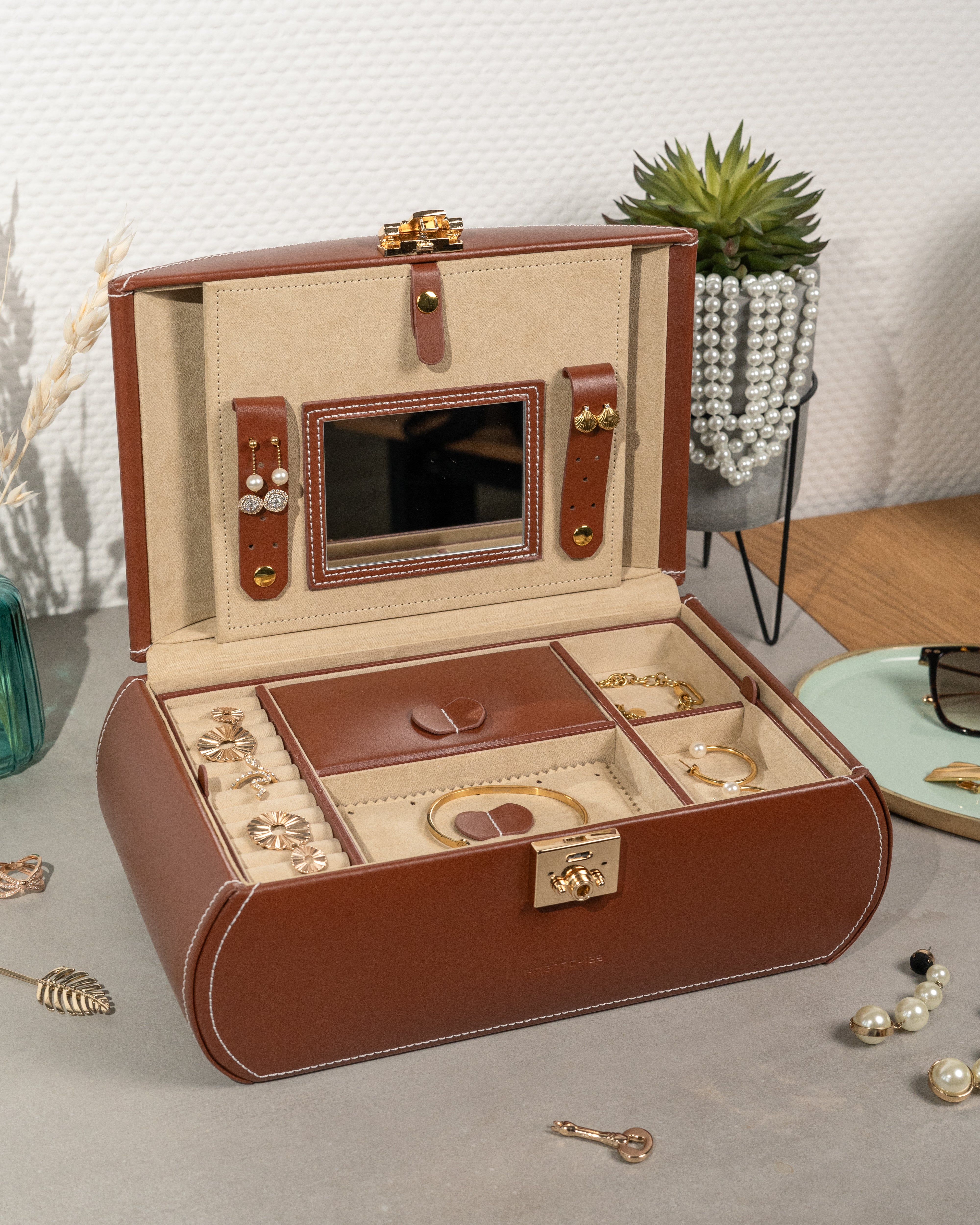 Cordoba jewelry box made of leather