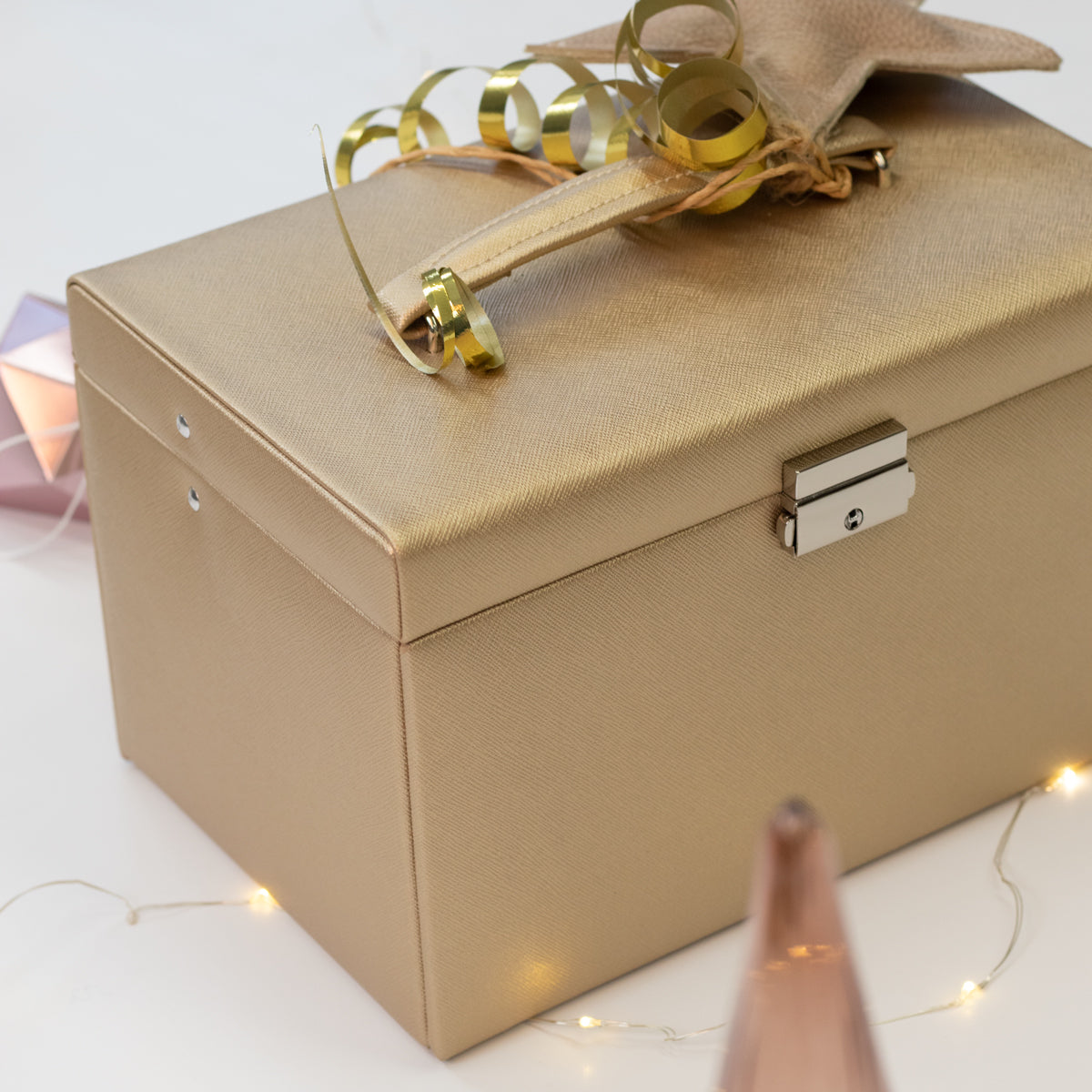 Goldenes Schmuckkästchen als Weihnachtgeschenk dekoriert