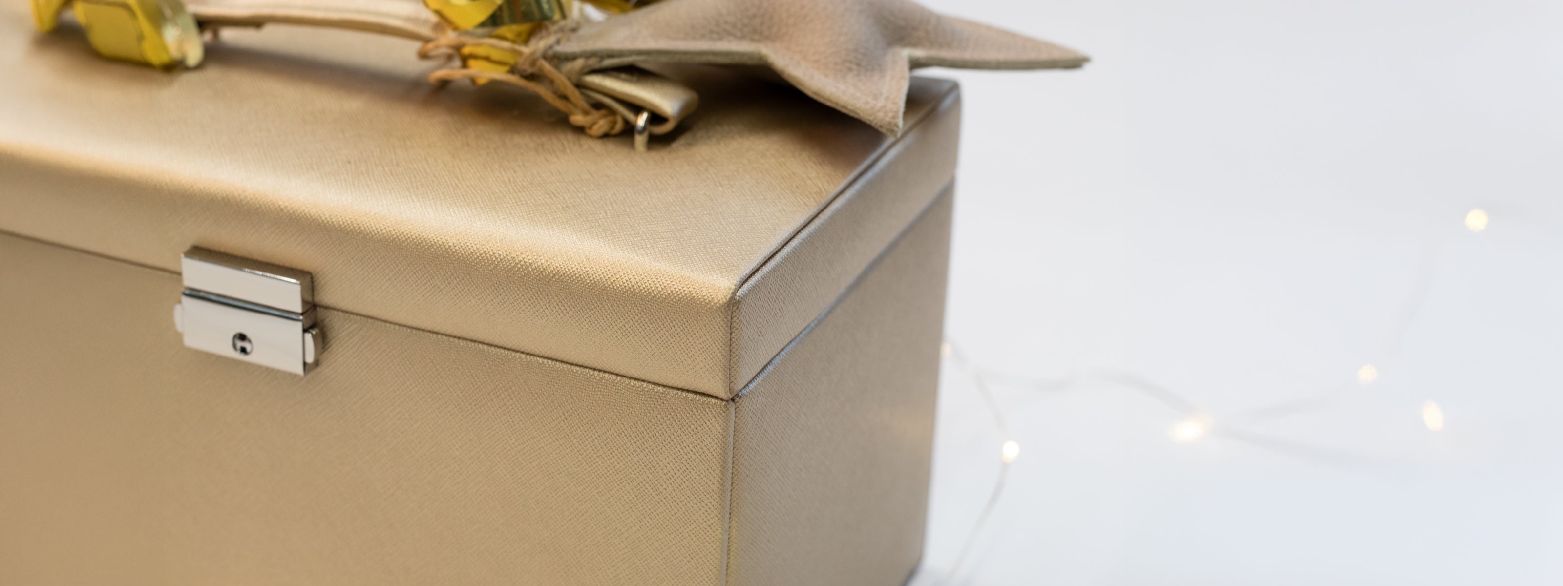 Goldenes Schmuckkästchen als Weihnachtgeschenk dekoriert