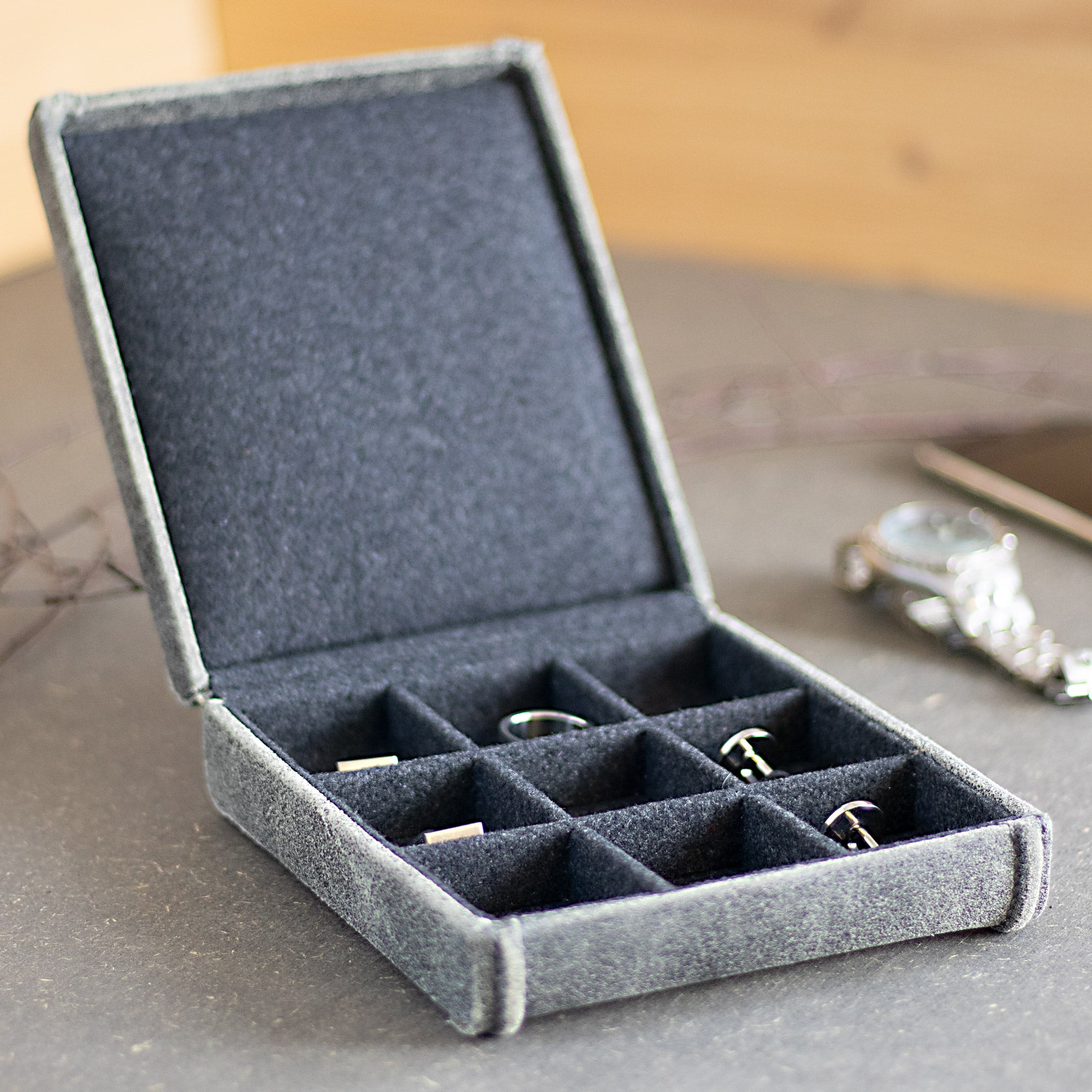 Cubano jewelry case made of leather